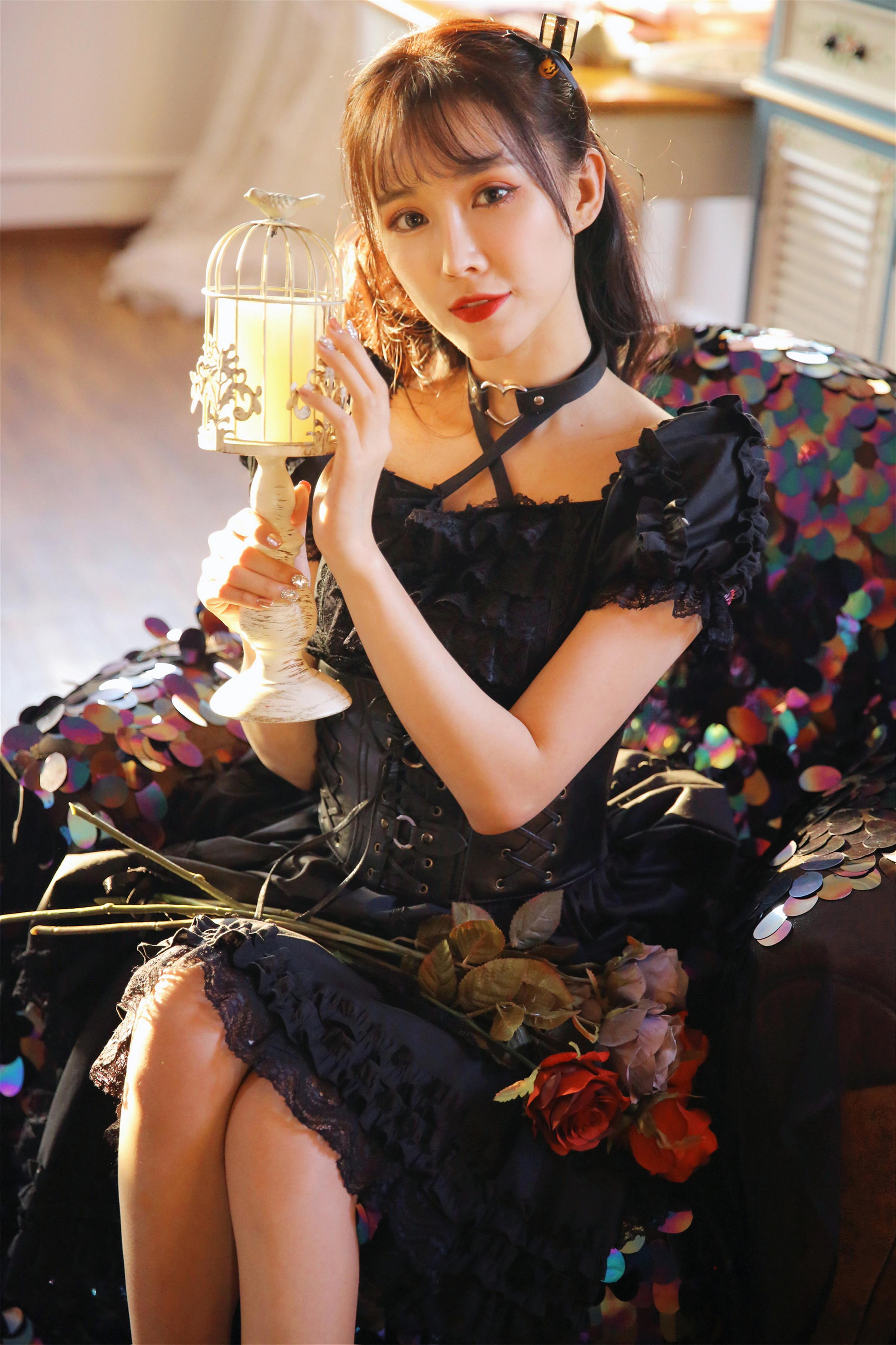 [YALAYI雅拉伊]2022.11.26 性感小妖精 黑色塑身蕾丝连衣裙复古私房写真集第3张