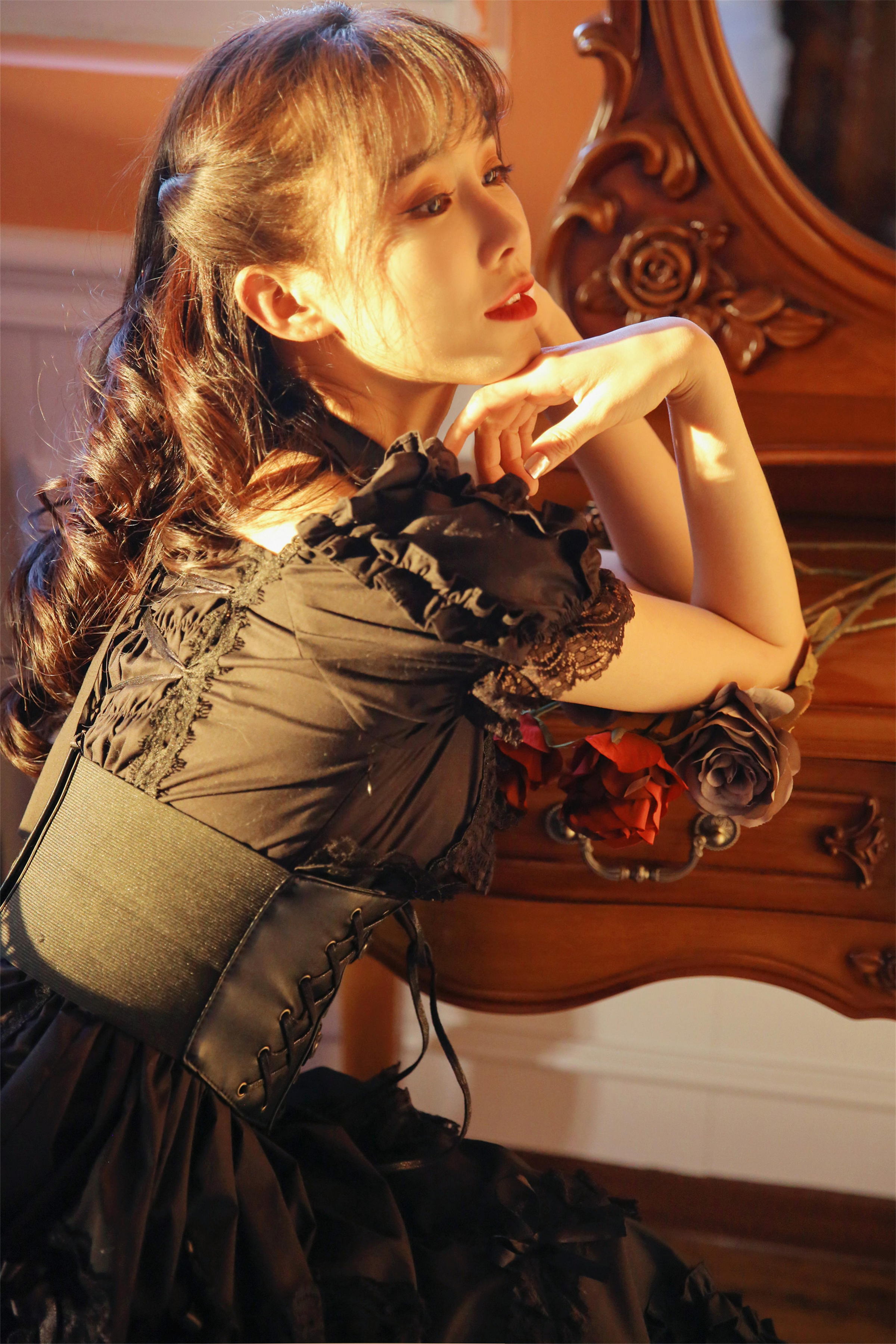 [YALAYI雅拉伊]2022.11.26 性感小妖精 黑色塑身蕾丝连衣裙复古私房写真集第5张