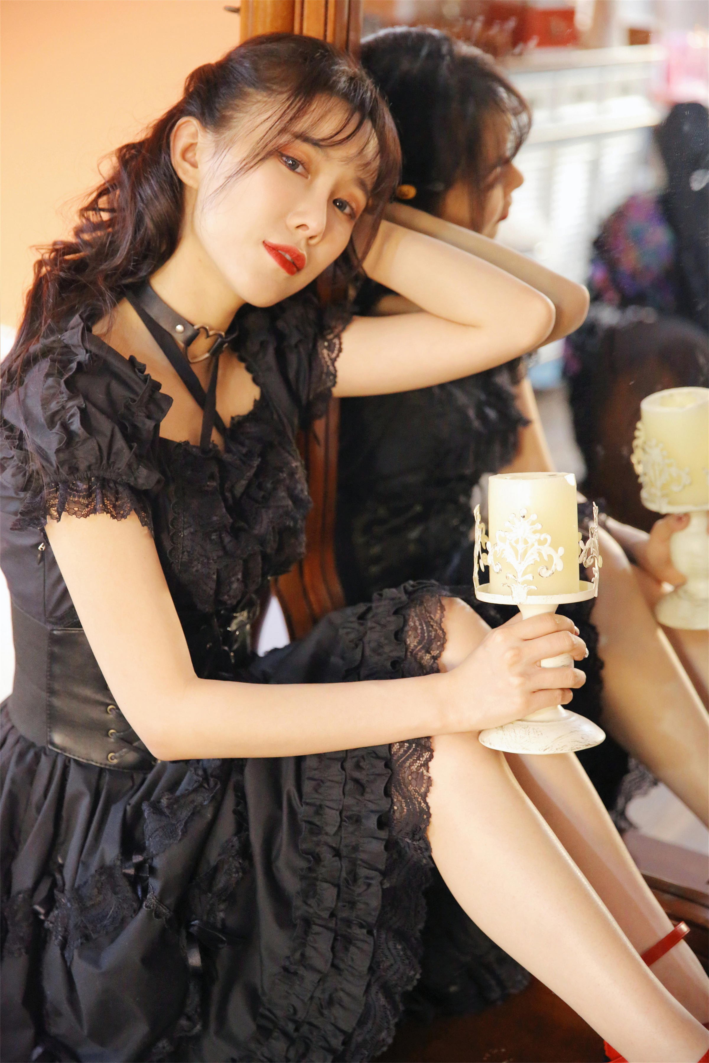 [YALAYI雅拉伊]2022.11.26 性感小妖精 黑色塑身蕾丝连衣裙复古私房写真集第13张