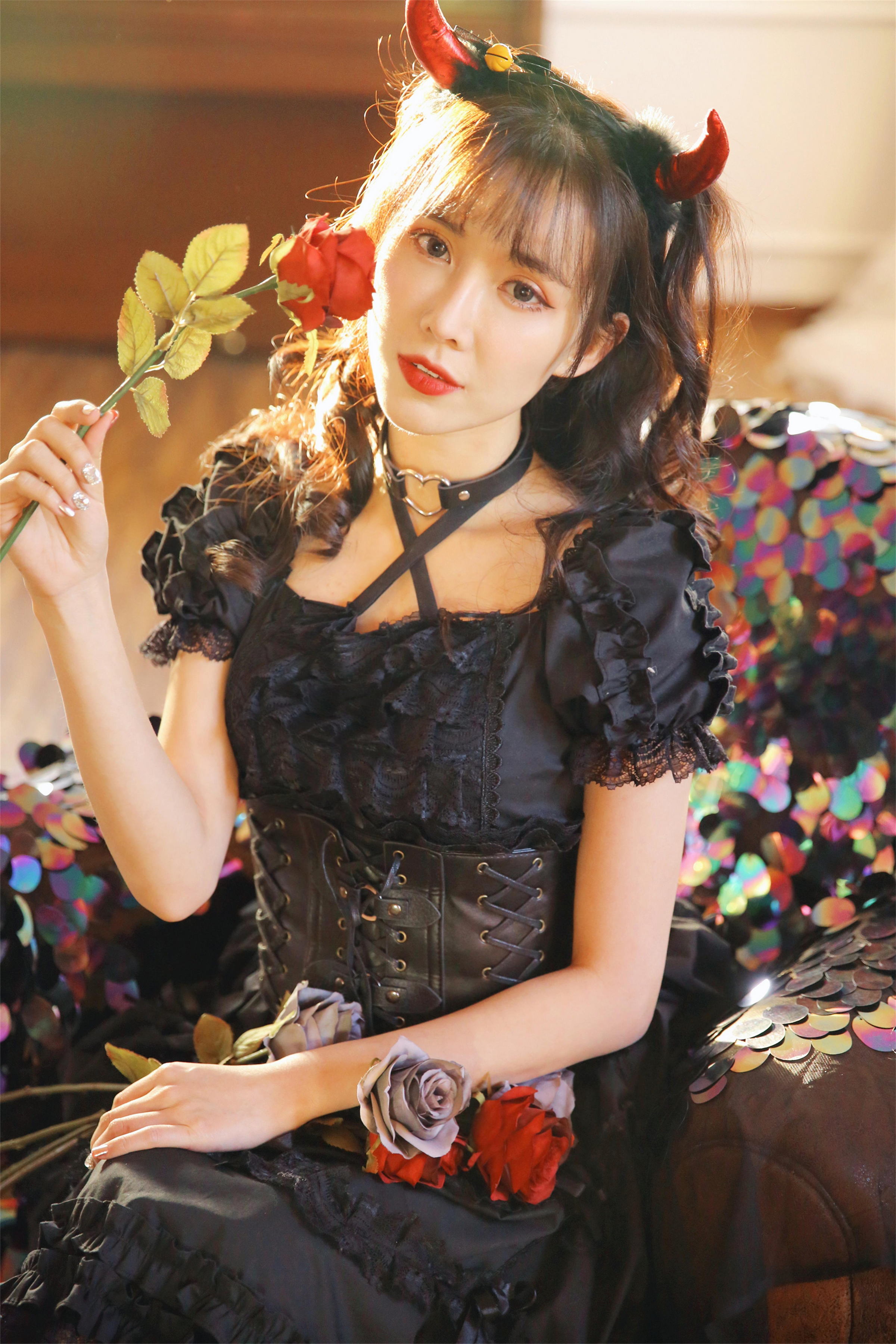 [YALAYI雅拉伊]2022.11.26 性感小妖精 黑色塑身蕾丝连衣裙复古私房写真集第1张