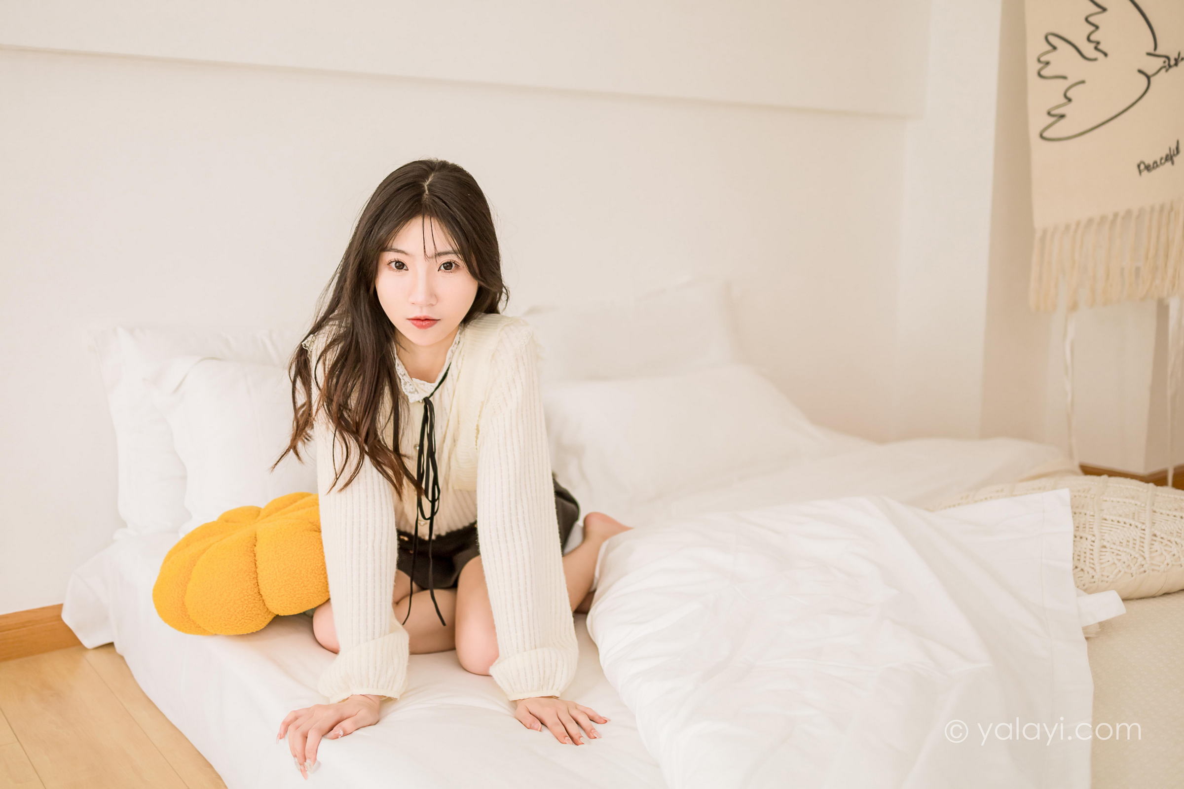 [YALAYI雅拉伊]2022.12.05 大幸福 小乔 白色镂空衬衫加灰色短裙居家清纯写真集第4张