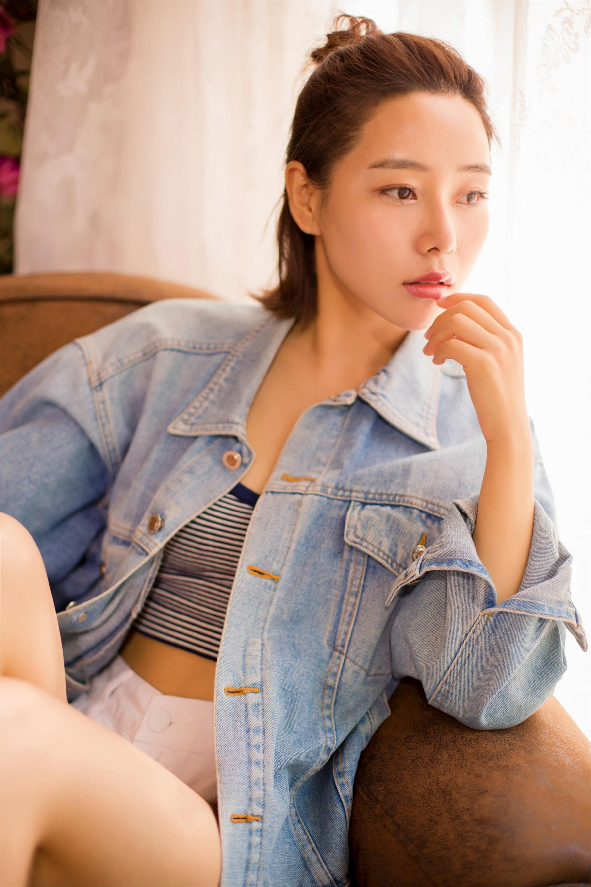 [YALAYI雅拉伊]2022.12.08 不负遇见 小乔 牛仔外套与吊带小背心加白色短裤性感私房写真集第1张