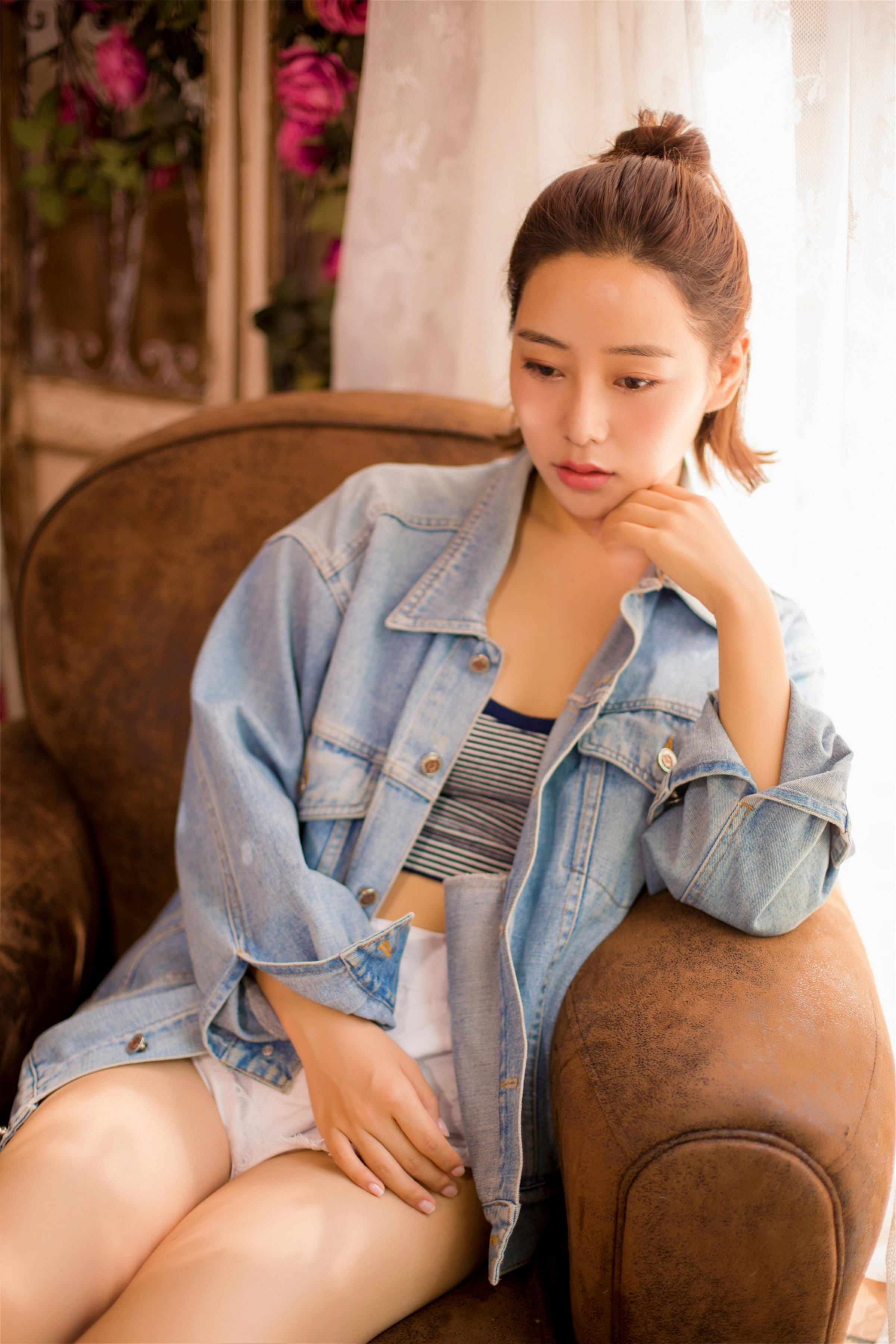 [YALAYI雅拉伊]2022.12.08 不负遇见 小乔 牛仔外套与吊带小背心加白色短裤性感私房写真集第1张