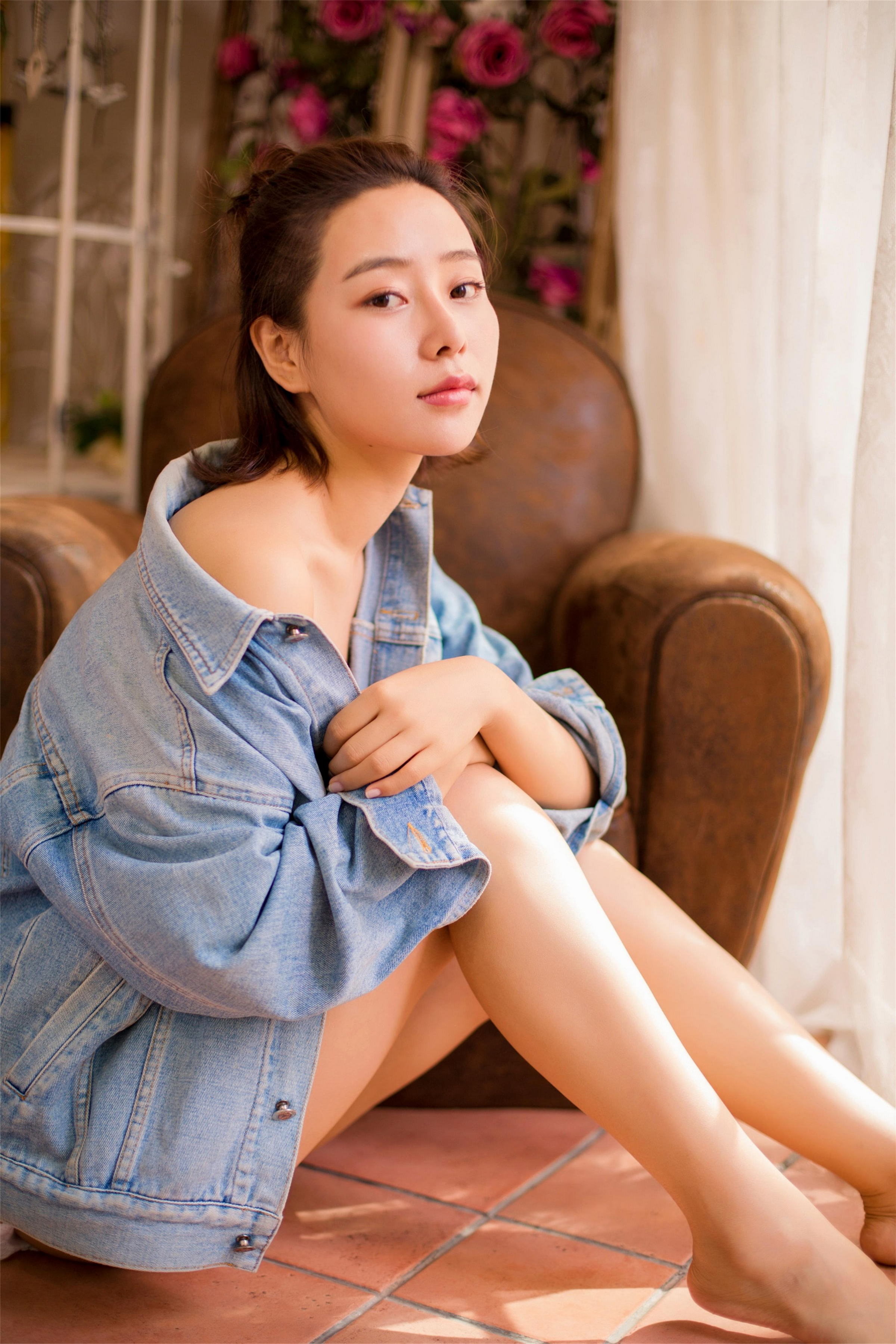 [YALAYI雅拉伊]2022.12.08 不负遇见 小乔 牛仔外套与吊带小背心加白色短裤性感私房写真集第10张