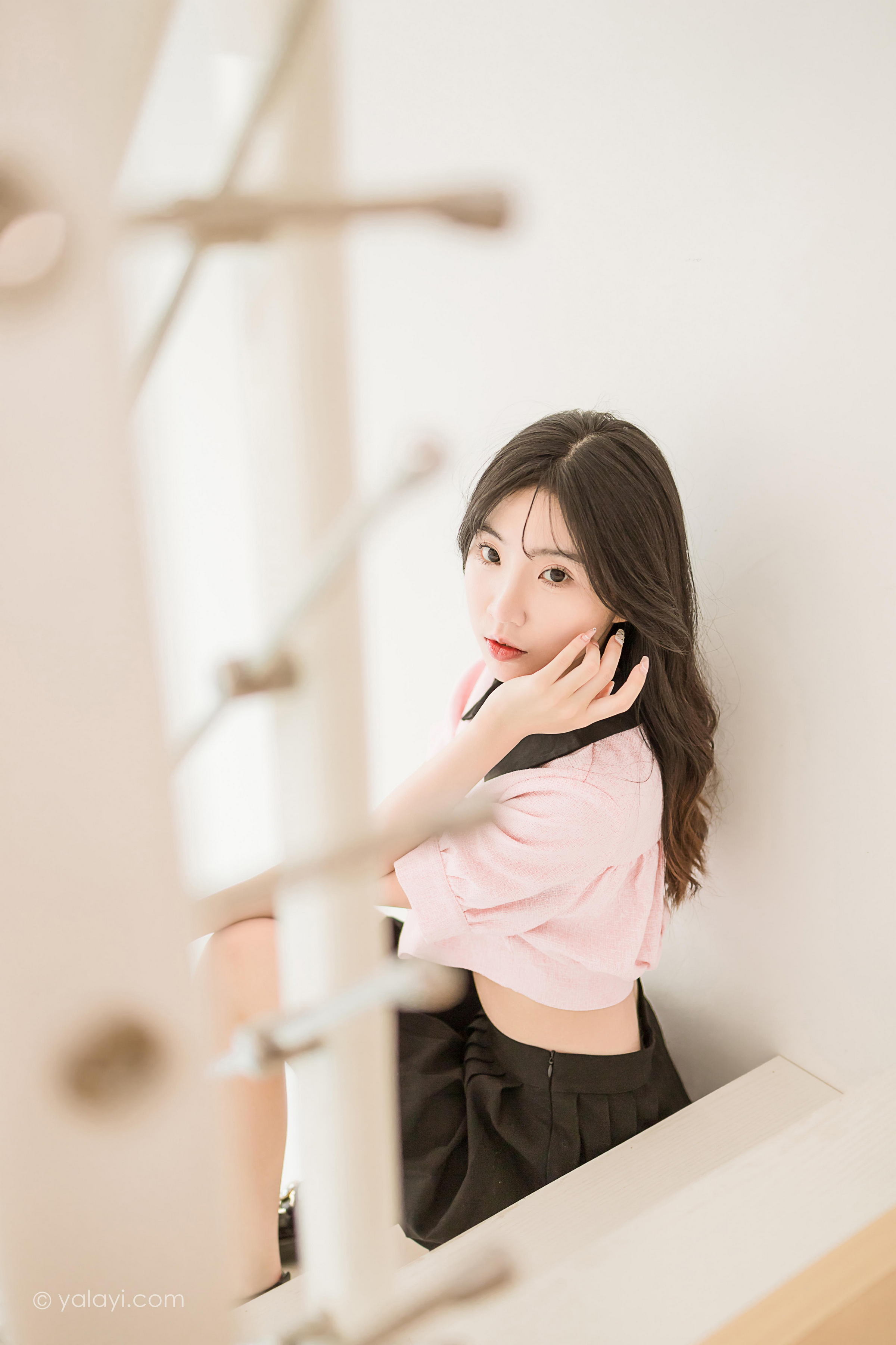 [YALAYI雅拉伊]2022.12.16 牛奶糖 小乔 粉色露腰小外套加黑色百褶短裙清纯写真集第8张