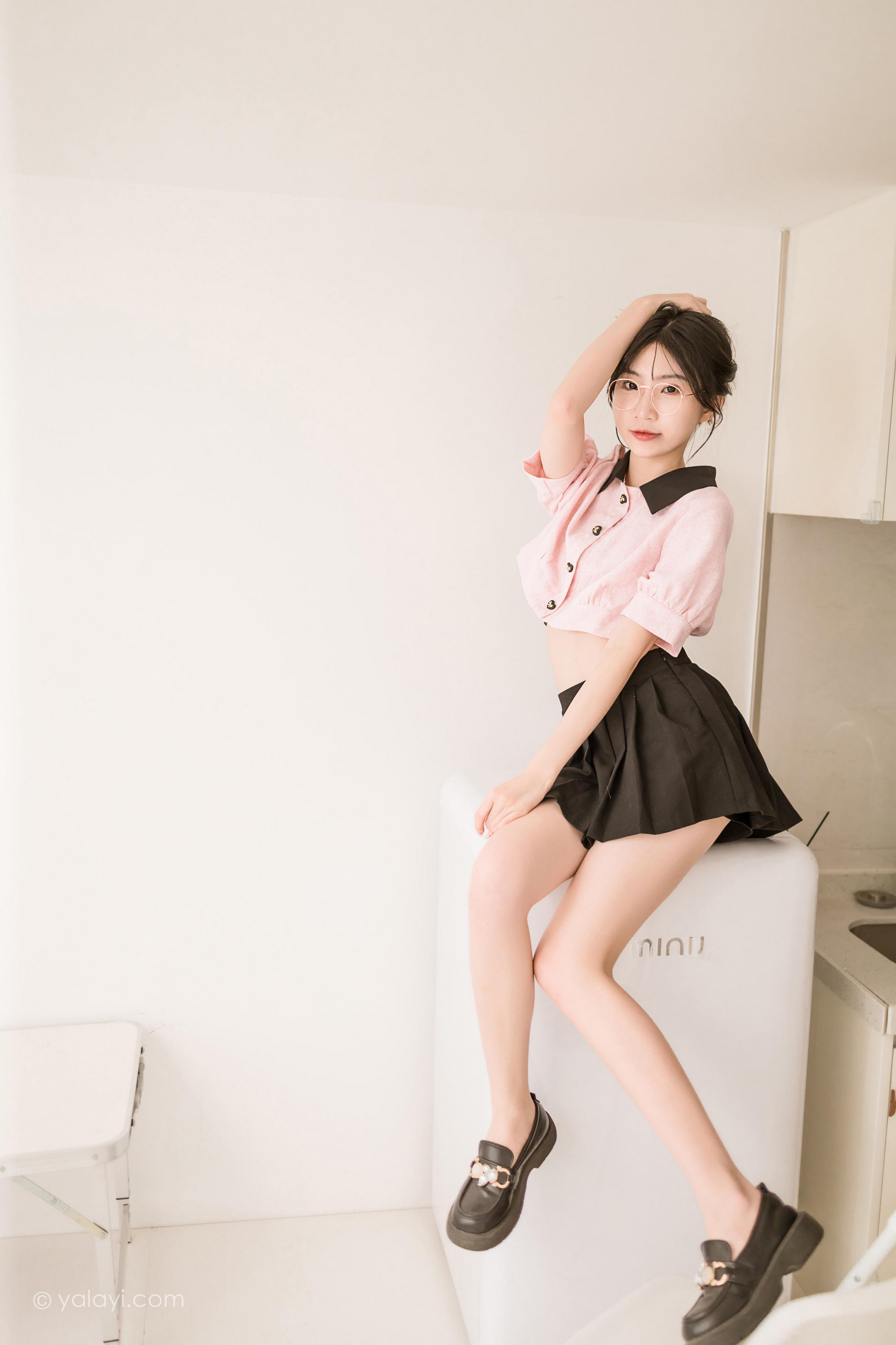 [YALAYI雅拉伊]2022.12.16 牛奶糖 小乔 粉色露腰小外套加黑色百褶短裙清纯写真集第14张