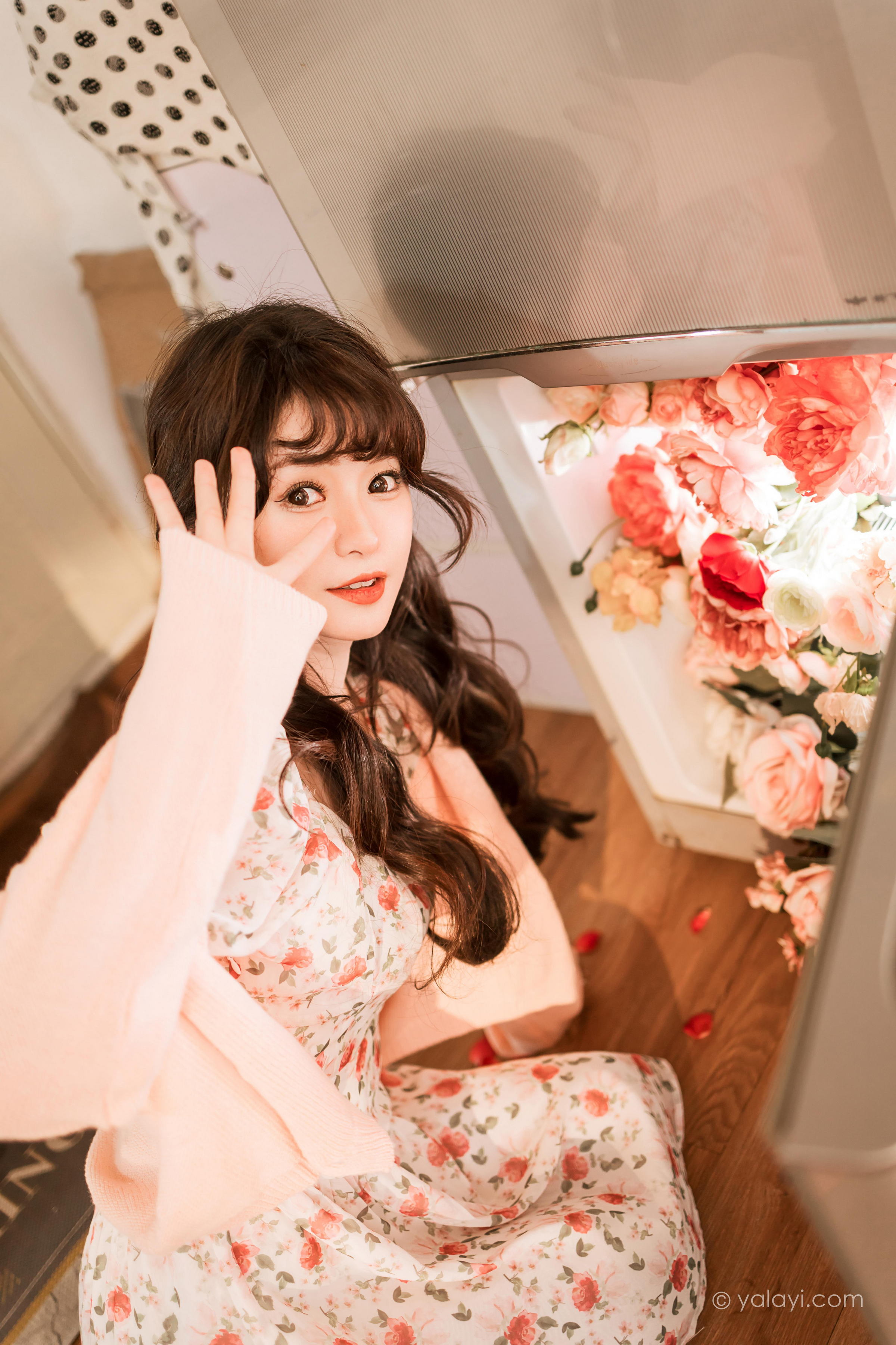 [YALAYI雅拉伊]2022.12.30 第一眼就喜欢上你 小亭 白色围裙加粉色碎花连衣裙居家清纯写真集第7张