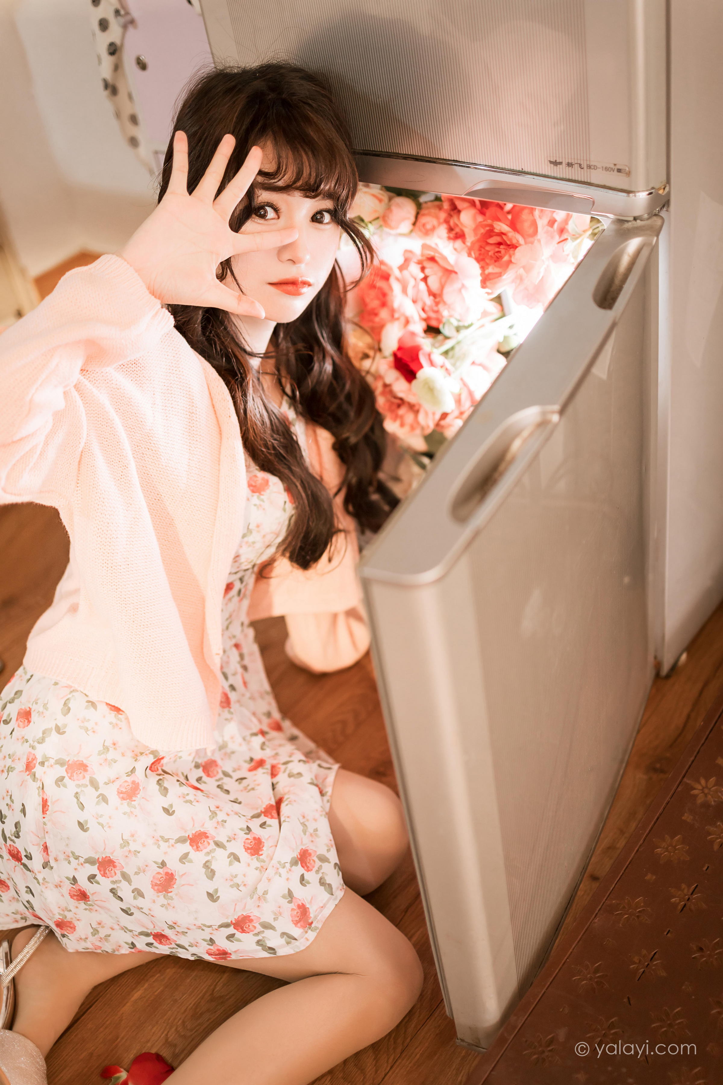[YALAYI雅拉伊]2022.12.30 第一眼就喜欢上你 小亭 白色围裙加粉色碎花连衣裙居家清纯写真集第12张