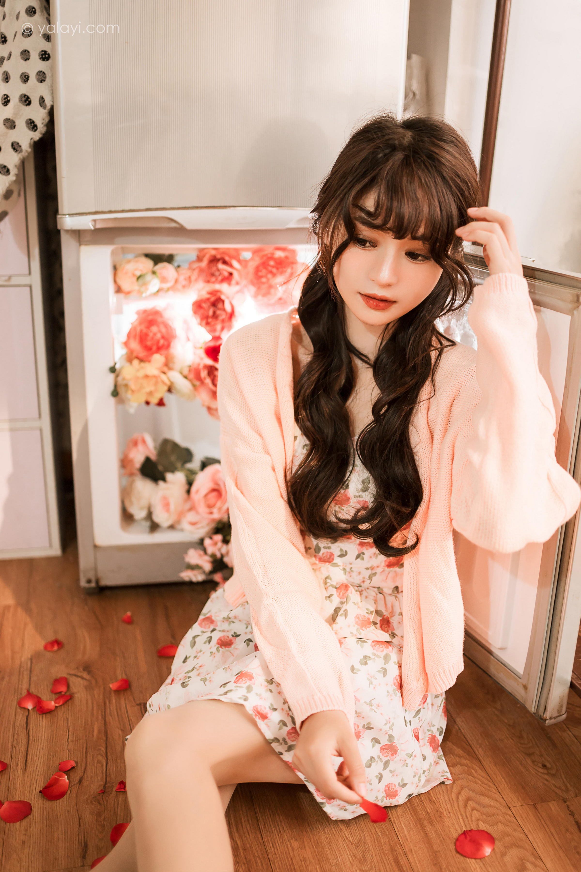 [YALAYI雅拉伊]2022.12.30 第一眼就喜欢上你 小亭 白色围裙加粉色碎花连衣裙居家清纯写真集第14张