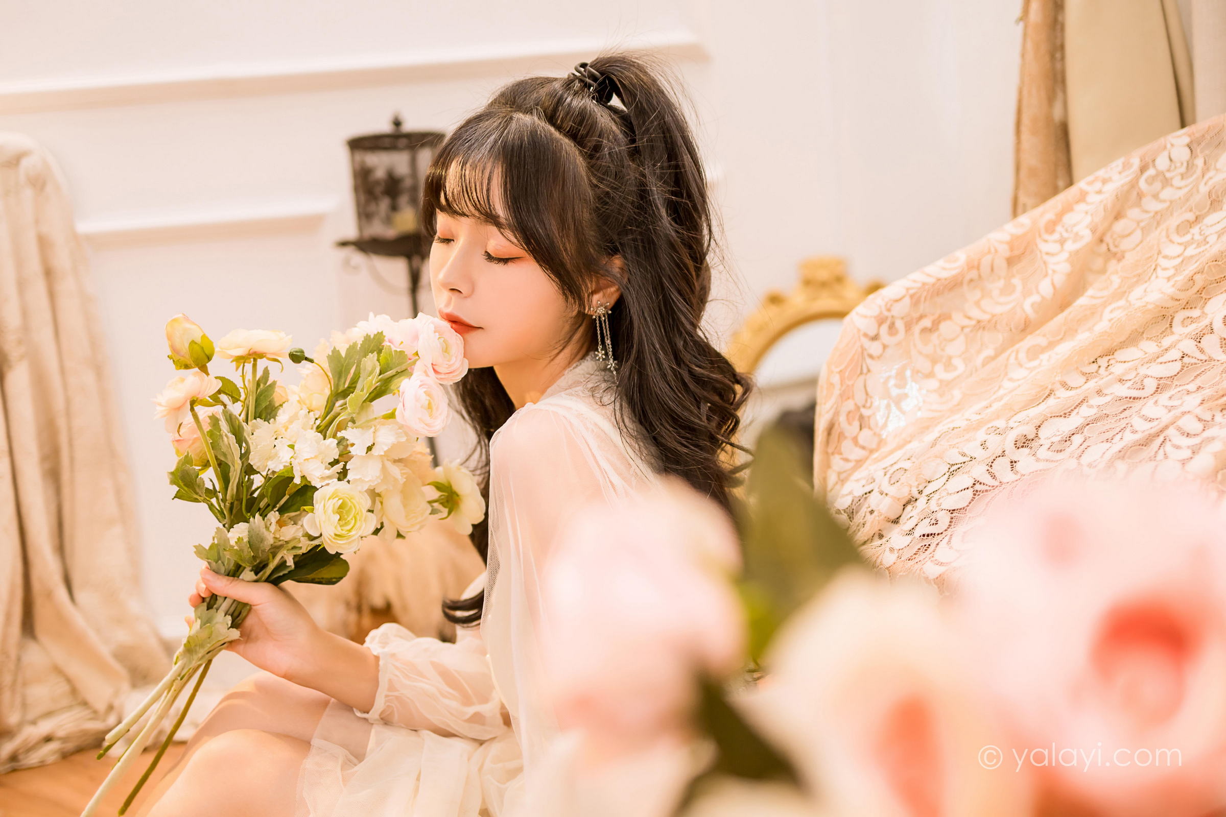 [YALAYI雅拉伊]2022.12.30 梦蝶 程小蝶 白色透视披肩加吊带蕾丝连衣裙清纯写真集第3张