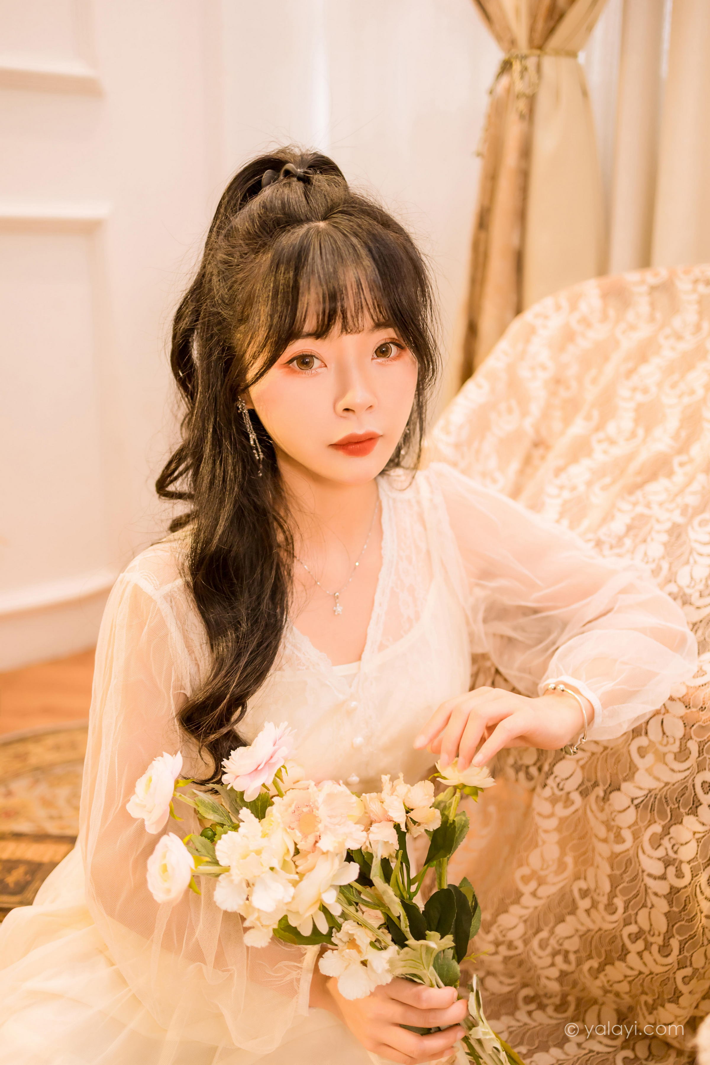 [YALAYI雅拉伊]2022.12.30 梦蝶 程小蝶 白色透视披肩加吊带蕾丝连衣裙清纯写真集第3张