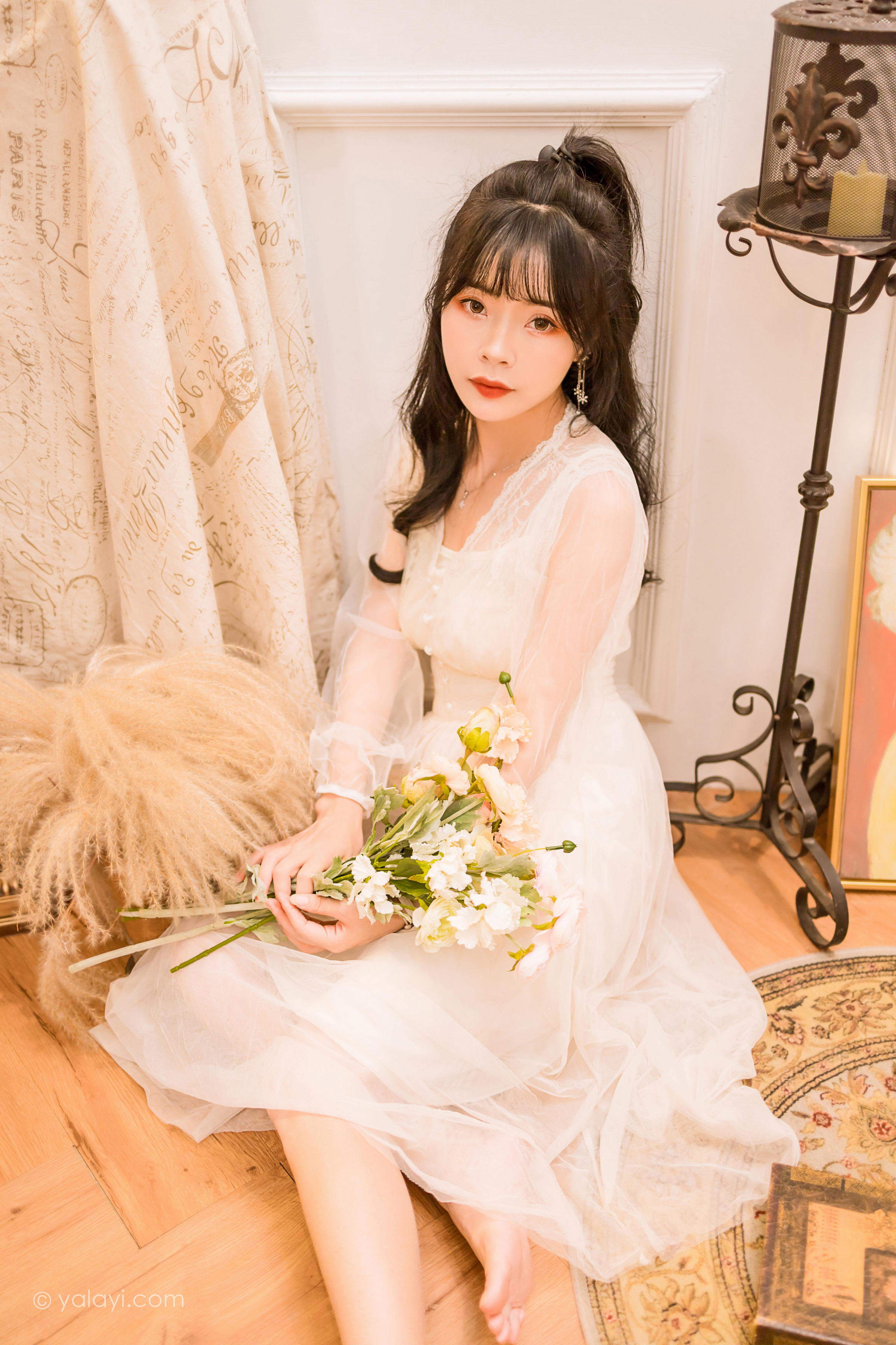 [YALAYI雅拉伊]2022.12.30 梦蝶 程小蝶 白色透视披肩加吊带蕾丝连衣裙清纯写真集第12张
