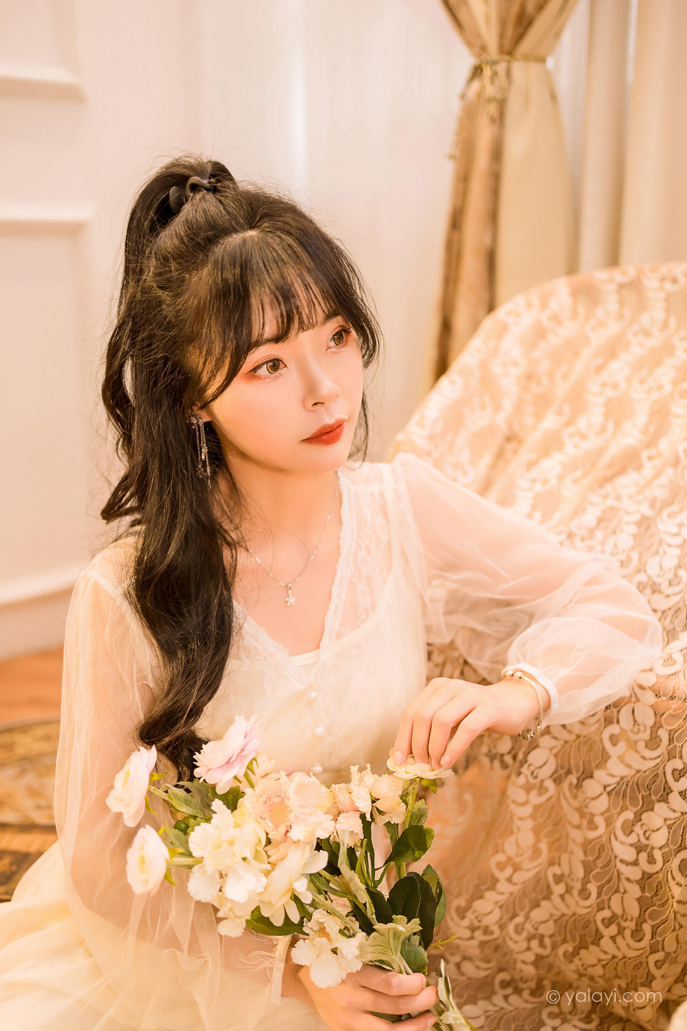 [YALAYI雅拉伊]2022.12.30 梦蝶 程小蝶 白色透视披肩加吊带蕾丝连衣裙清纯写真集第15张