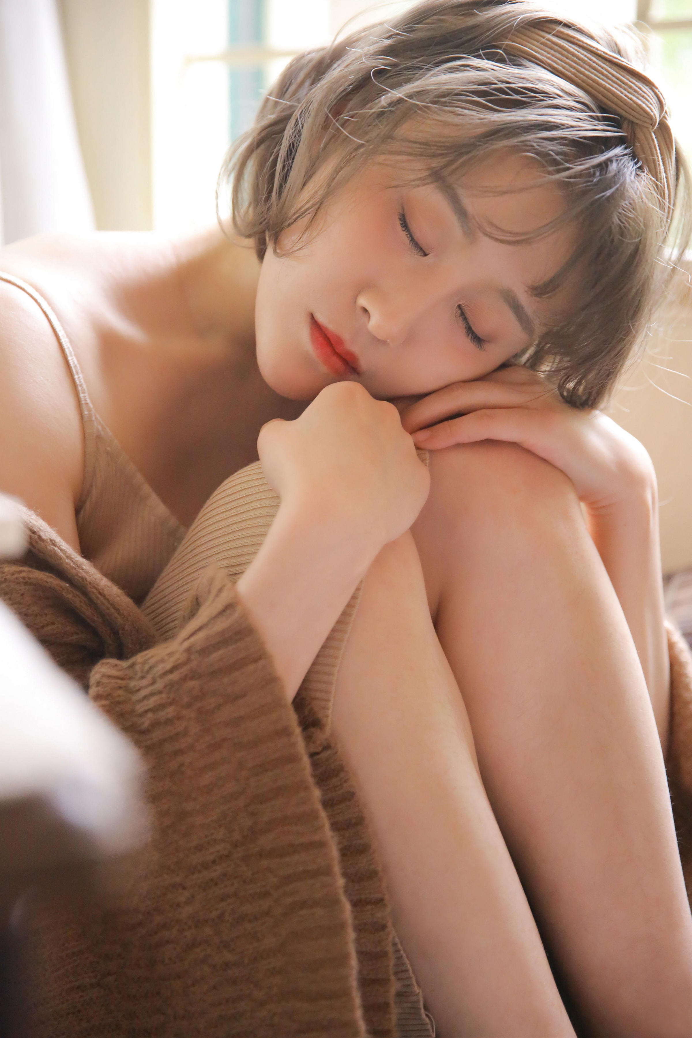 [YALAYI雅拉伊]2022.12.30 千里之外 新婚少妇 棕色披肩加米色吊带连衣裙居家清纯写真集第1张