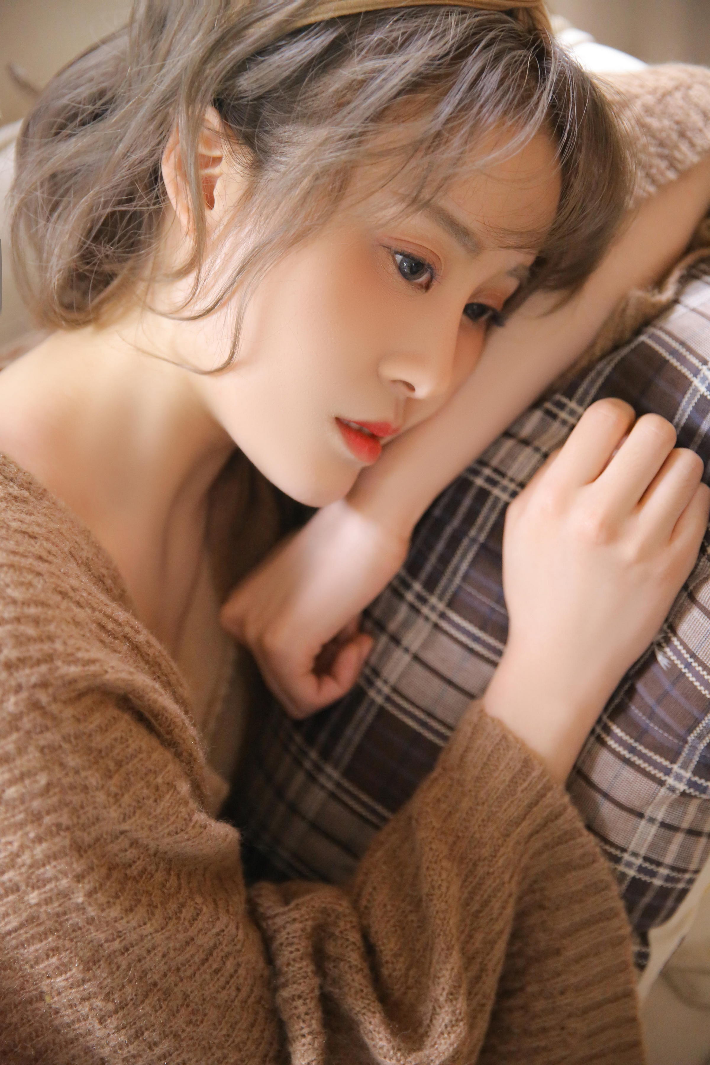 [YALAYI雅拉伊]2022.12.30 千里之外 新婚少妇 棕色披肩加米色吊带连衣裙居家清纯写真集第8张