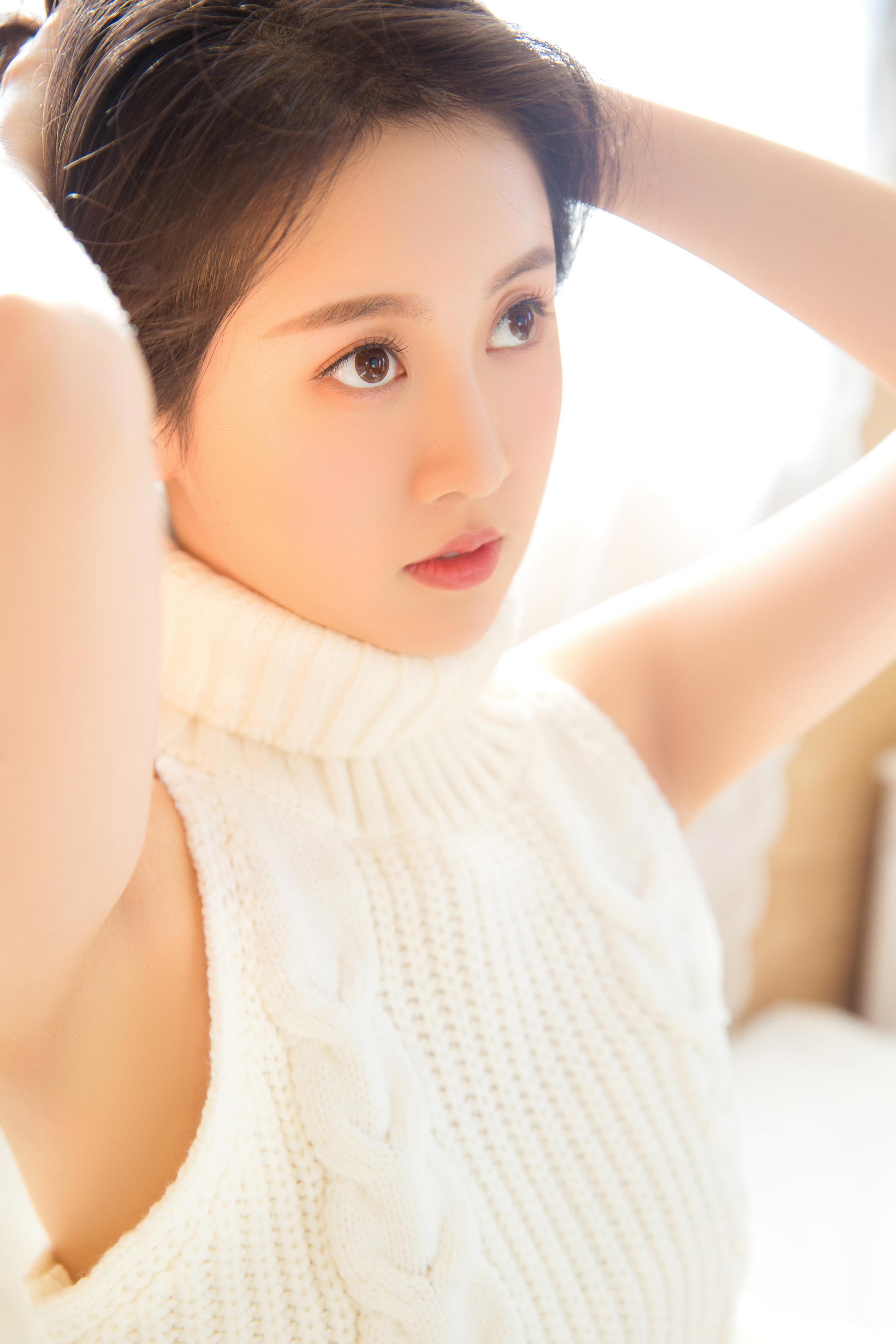 [YALAYI雅拉伊]2022.12.30 柔软的时光 居家少女 白色镂空上衣加透视安全短裤清纯写真集第2张