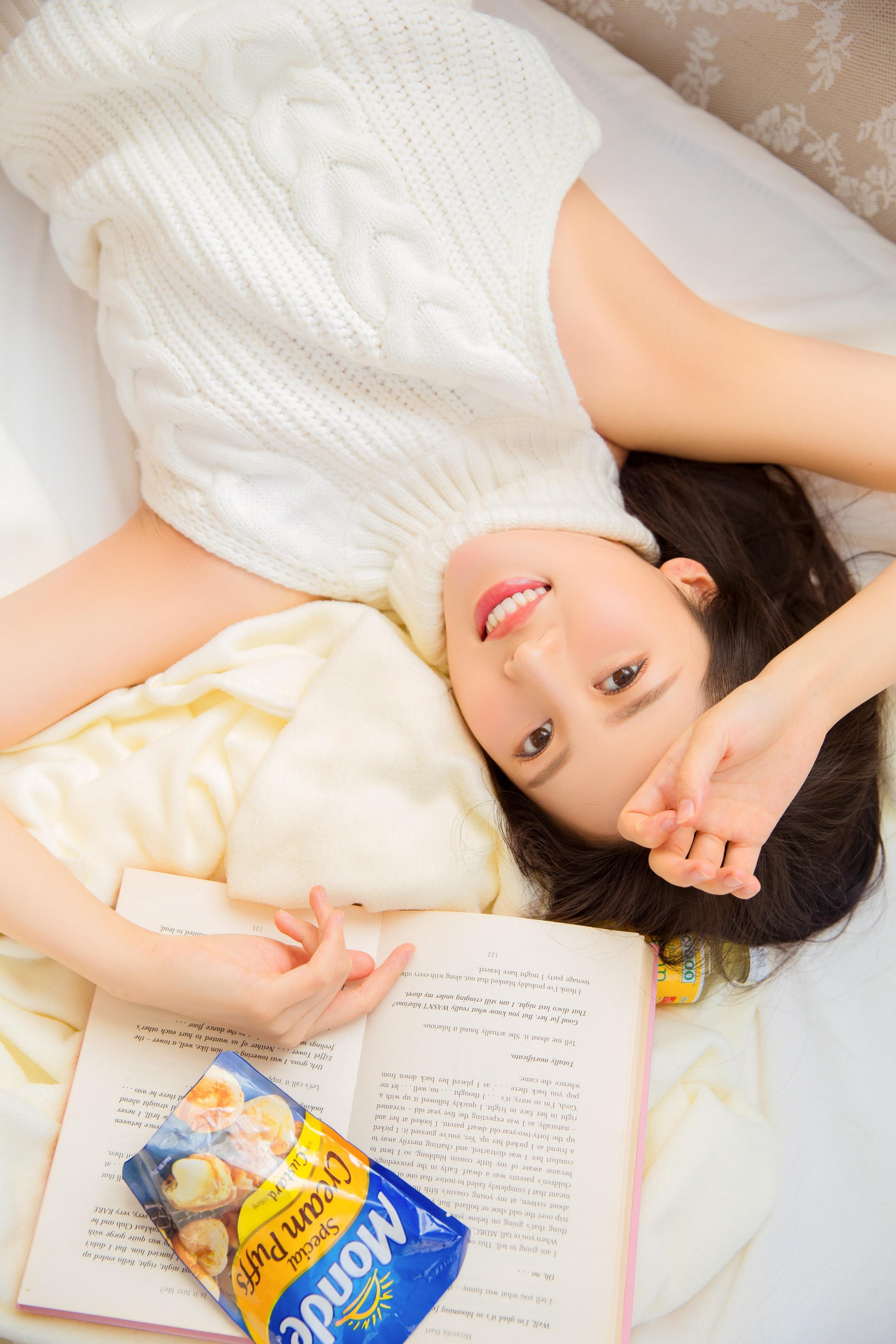 [YALAYI雅拉伊]2022.12.30 柔软的时光 居家少女 白色镂空上衣加透视安全短裤清纯写真集第15张