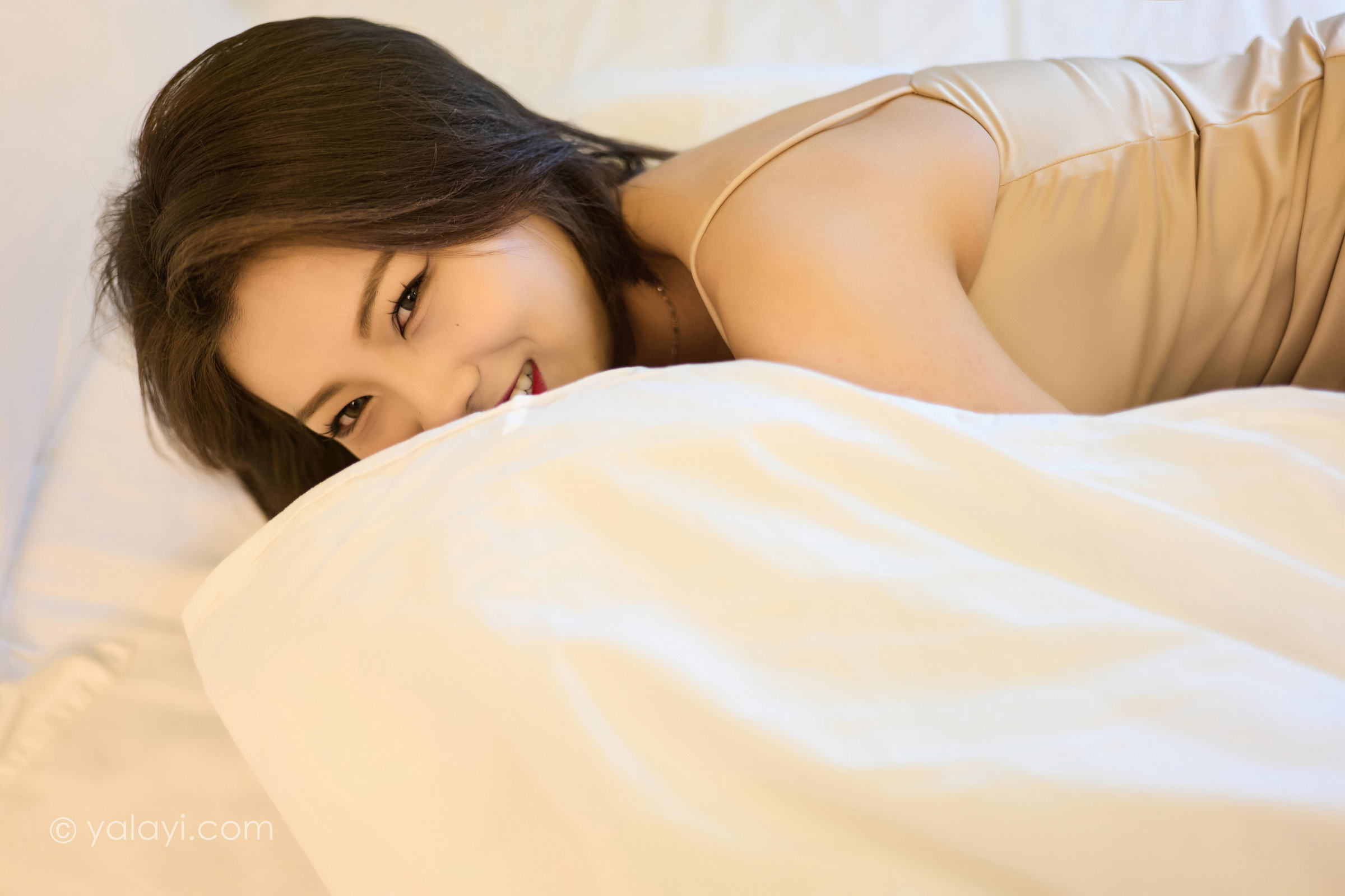 [YALAYI雅拉伊]2022.12.30 慵懒的女人 悦儿 米色吊带连衣裙居家清纯写真集第10张