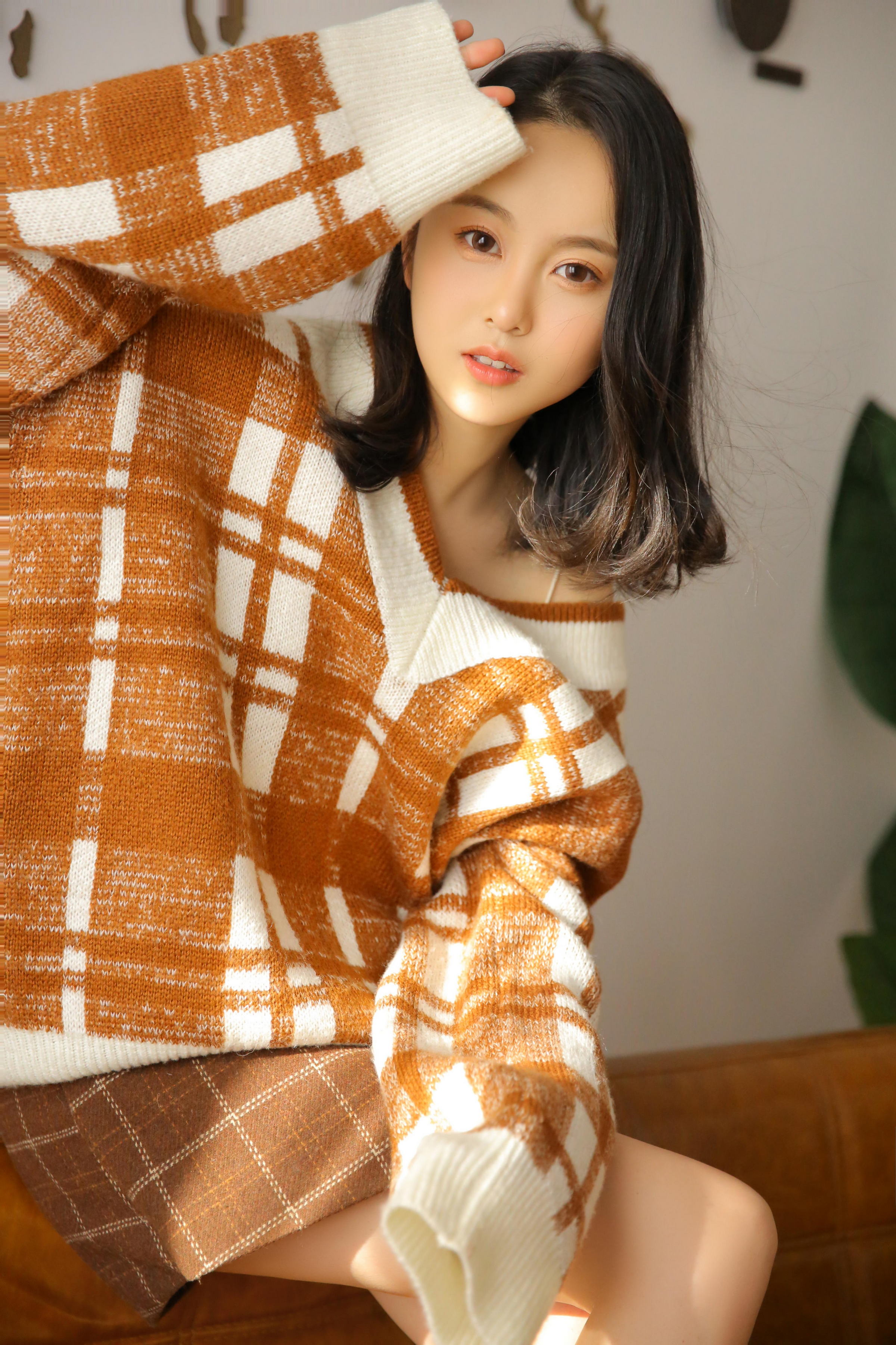 [YALAYI雅拉伊]2023.01.02 温暖的心 清纯少女 棕色毛衣加短裙居家写真集第6张