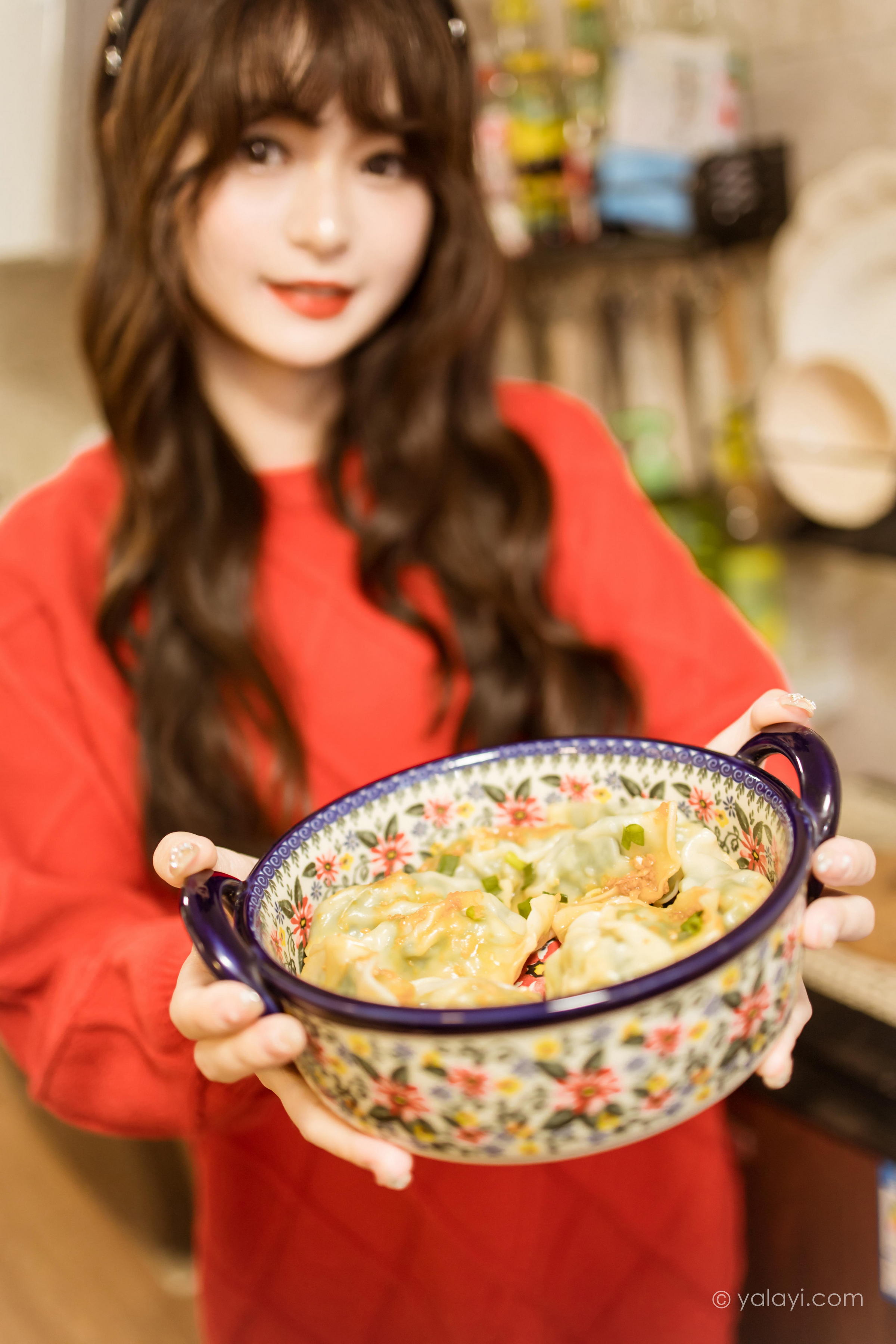 [YALAYI雅拉伊]2023.01.19 穿上你送的红毛衣 小亭 黑丝美腿居家性感写真集第6张