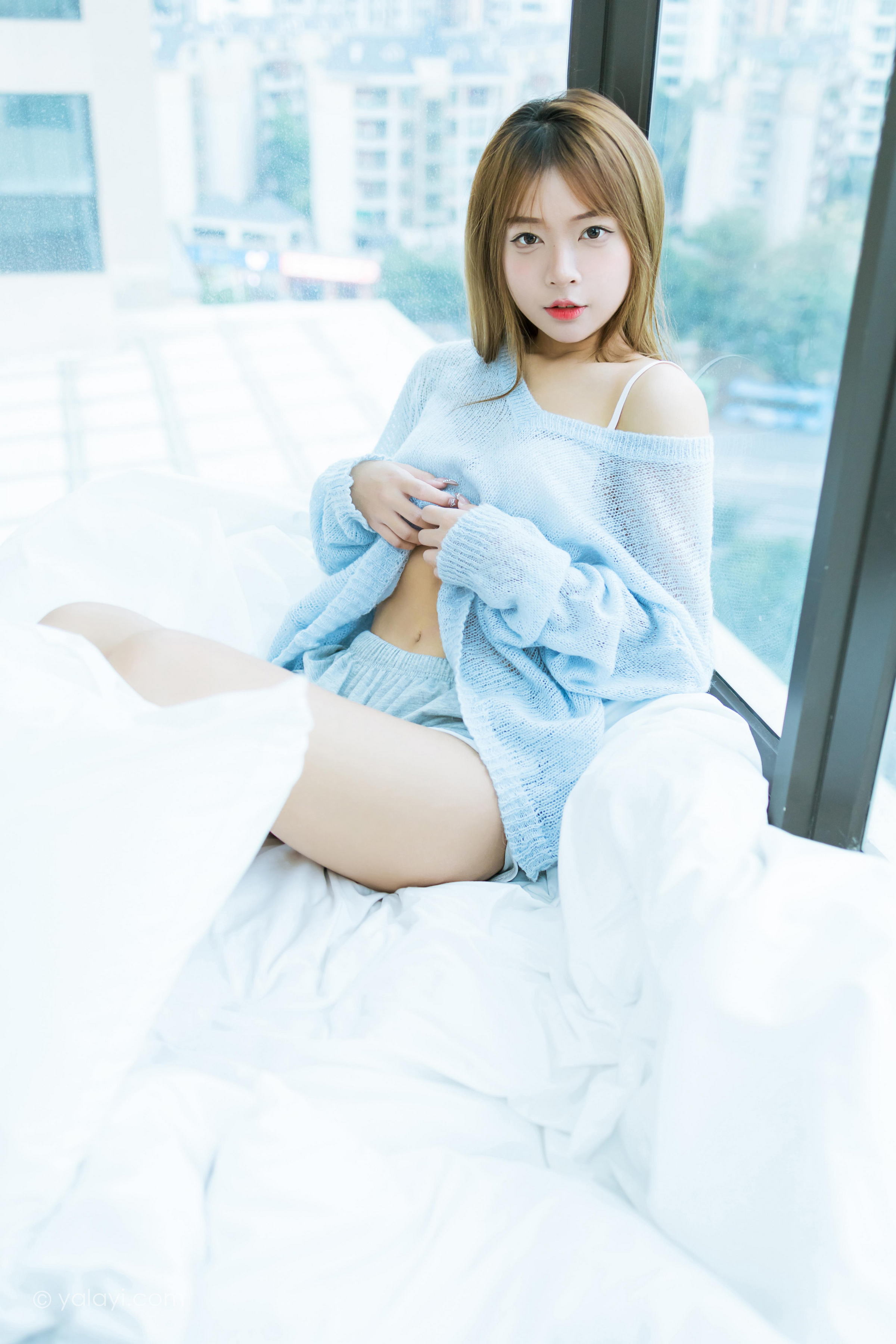 [YALAYI雅拉伊]2023.01.30 家有女友 阿禾 淡蓝色镂空毛衣加白色内衣性感写真集第5张