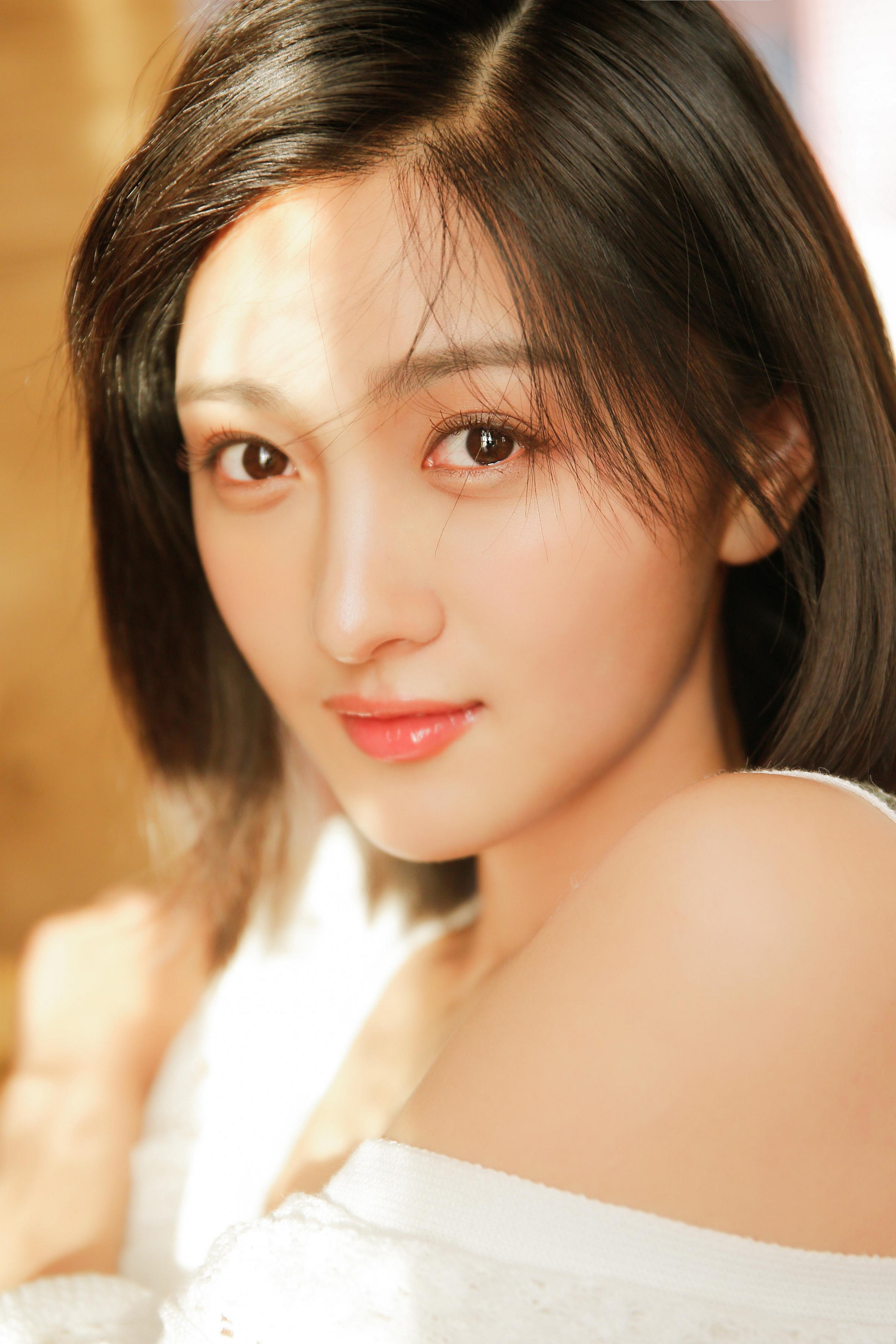 [YALAYI雅拉伊]2023.02.01 像第一次遇见你 清纯甜美小女友 白色镂空披肩与短裤加性感小背心私房写真集第2张