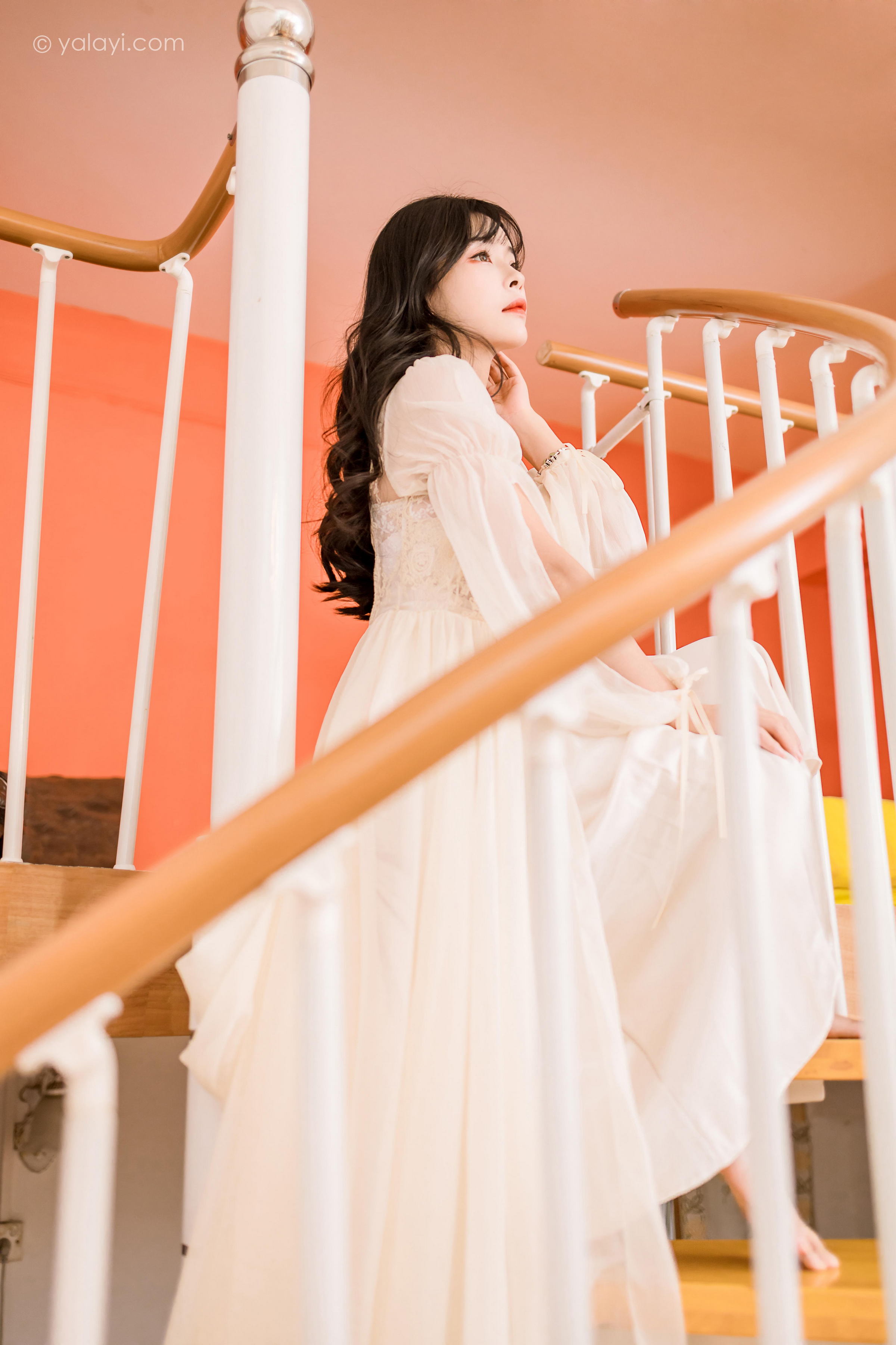 [YALAYI雅拉伊]2023.02.04 香浓的诱惑 程小蝶 白色透视披肩裙加蕾丝抹胸连衣裙性感写真集第7张