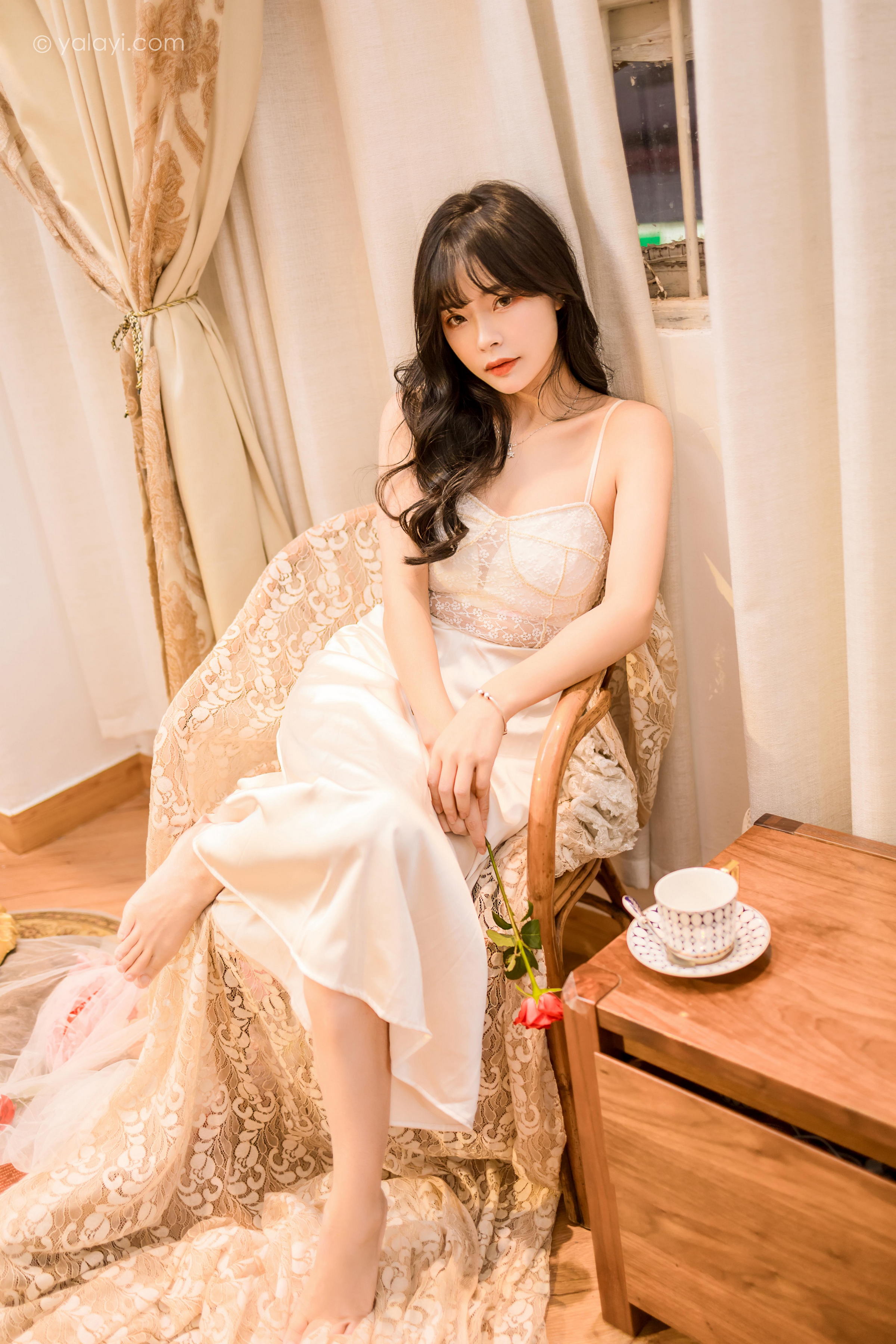 [YALAYI雅拉伊]2023.02.04 香浓的诱惑 程小蝶 白色透视披肩裙加蕾丝抹胸连衣裙性感写真集第13张