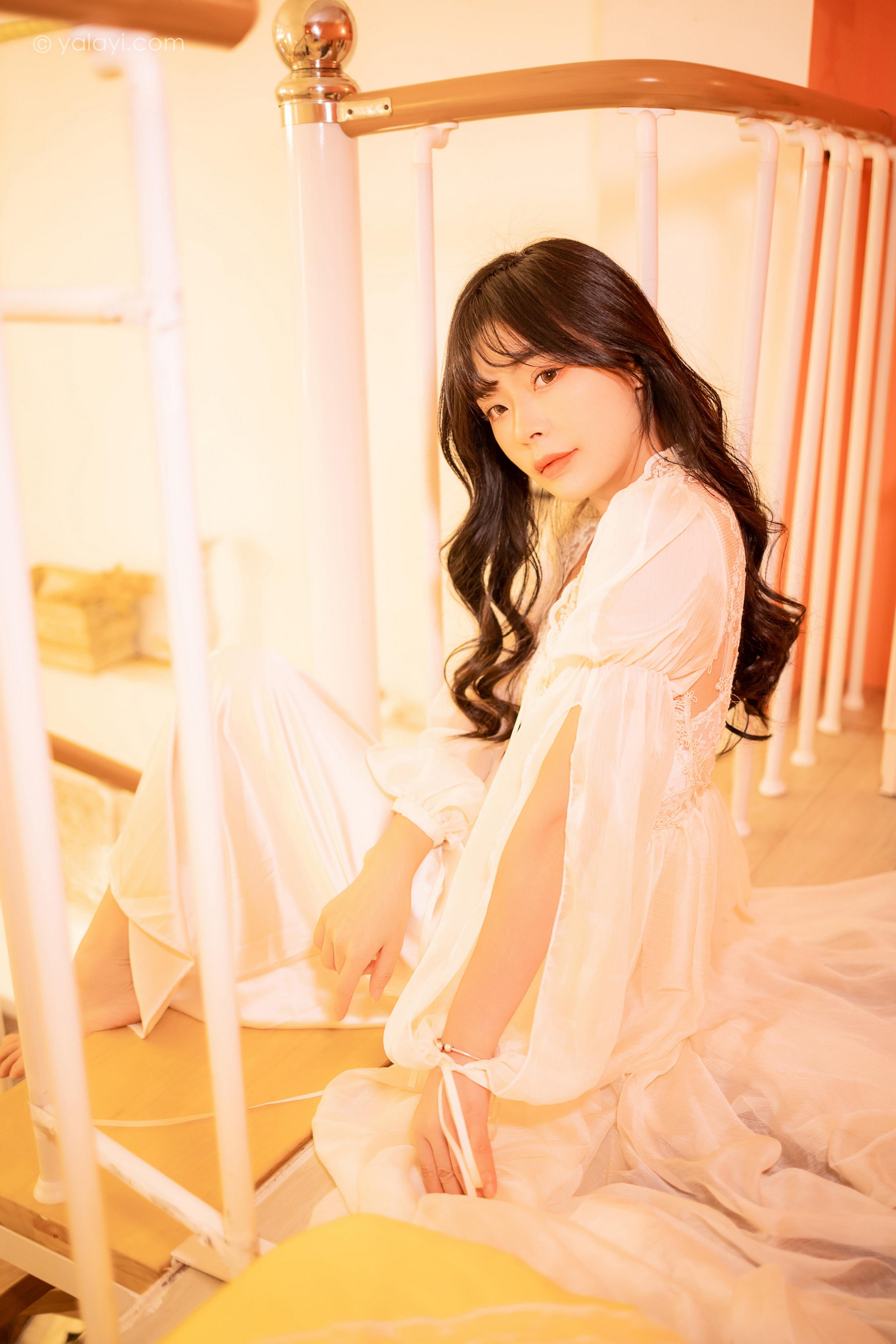 [YALAYI雅拉伊]2023.02.04 香浓的诱惑 程小蝶 白色透视披肩裙加蕾丝抹胸连衣裙性感写真集第14张