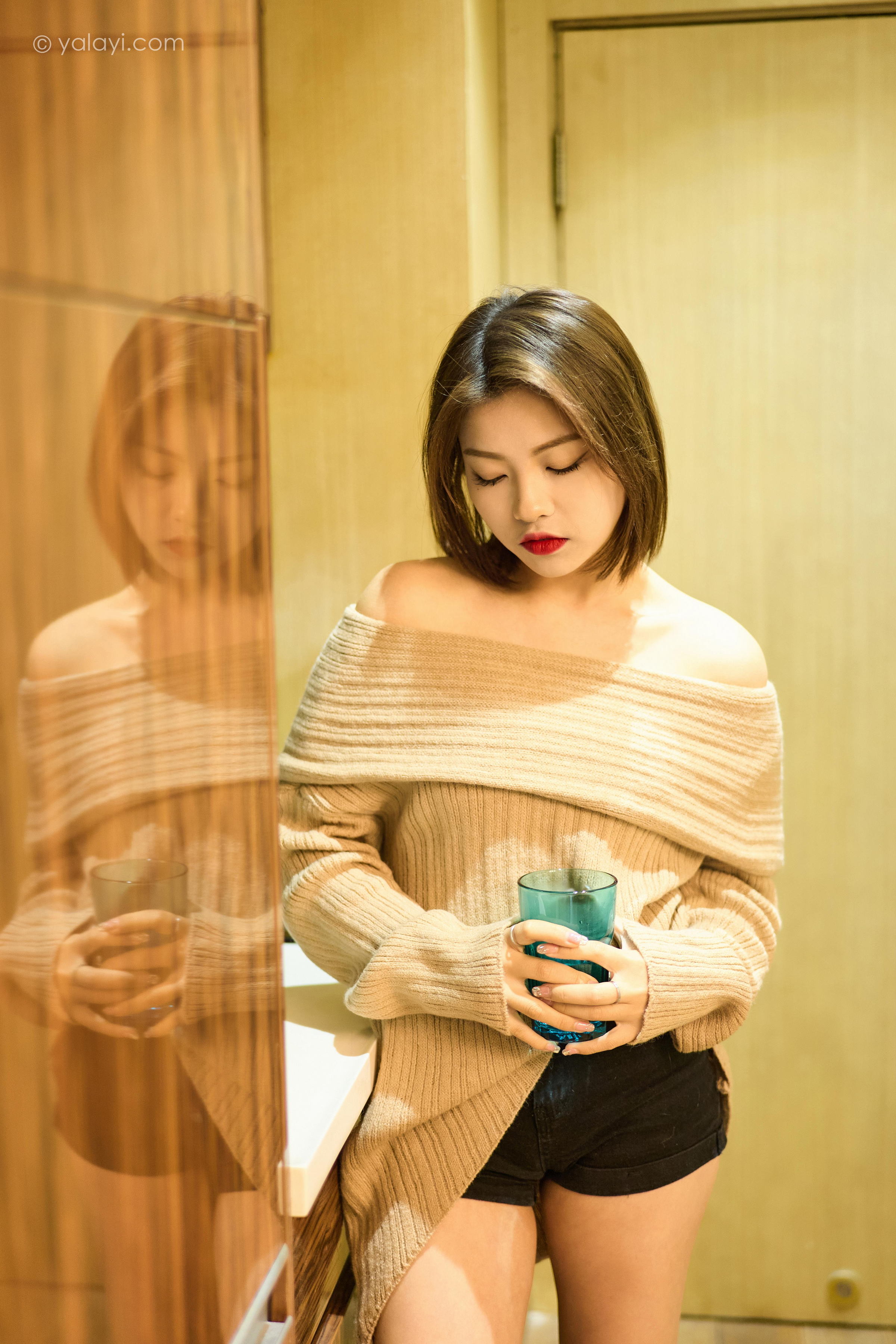 [YALAYI雅拉伊]2023.02.06 曼妙的身姿 悦儿 米色抹胸裙加黑色短裤性感私房写真集第2张