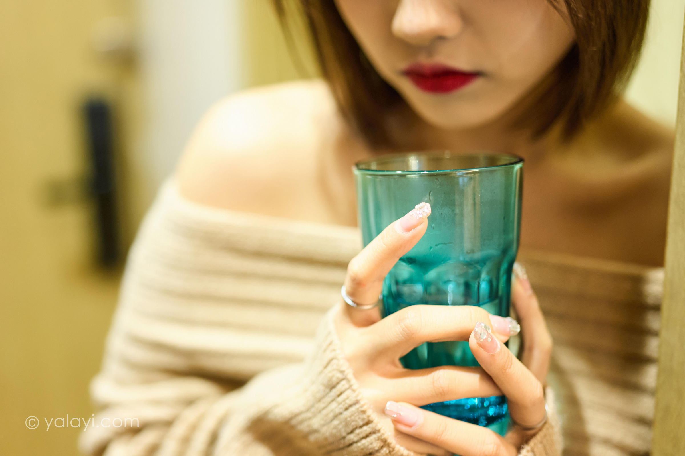 [YALAYI雅拉伊]2023.02.06 曼妙的身姿 悦儿 米色抹胸裙加黑色短裤性感私房写真集第4张