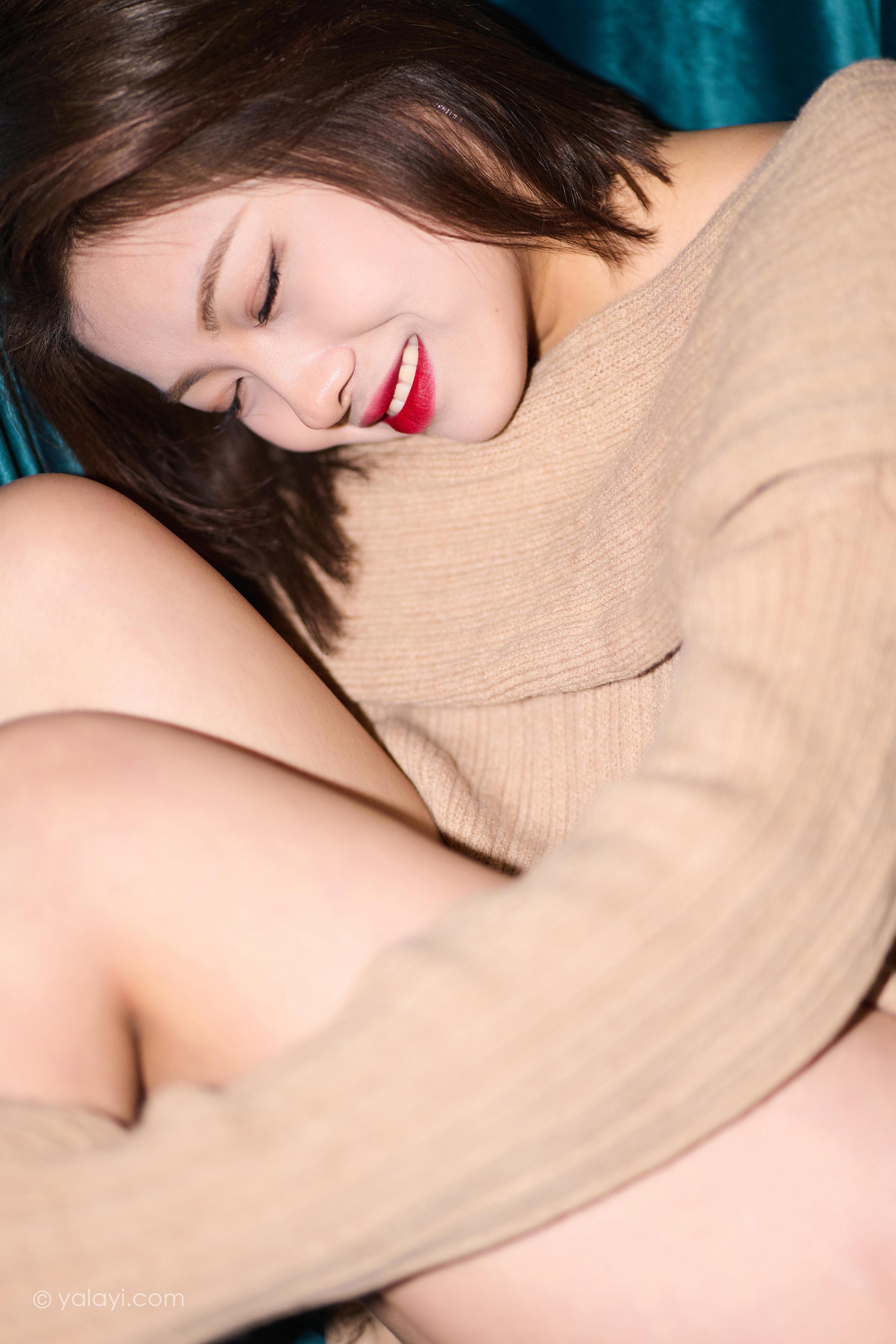 [YALAYI雅拉伊]2023.02.06 曼妙的身姿 悦儿 米色抹胸裙加黑色短裤性感私房写真集第17张