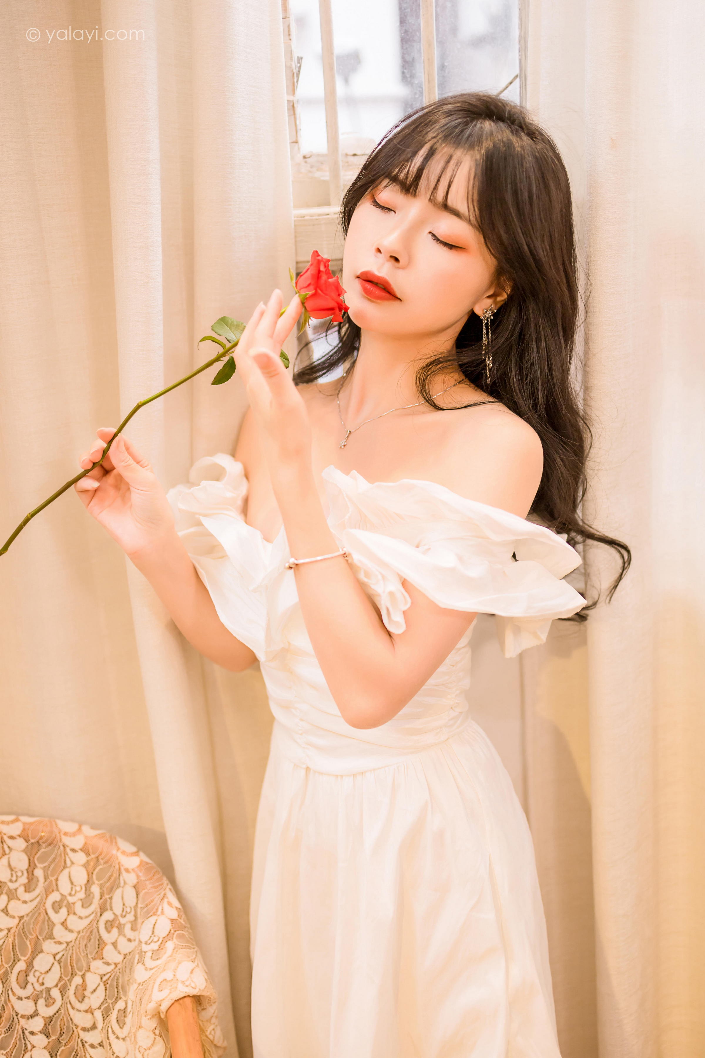 [YALAYI雅拉伊]2023.02.17 你是我的情人 程小蝶 白色抹胸连衣裙居家性感写真集第2张