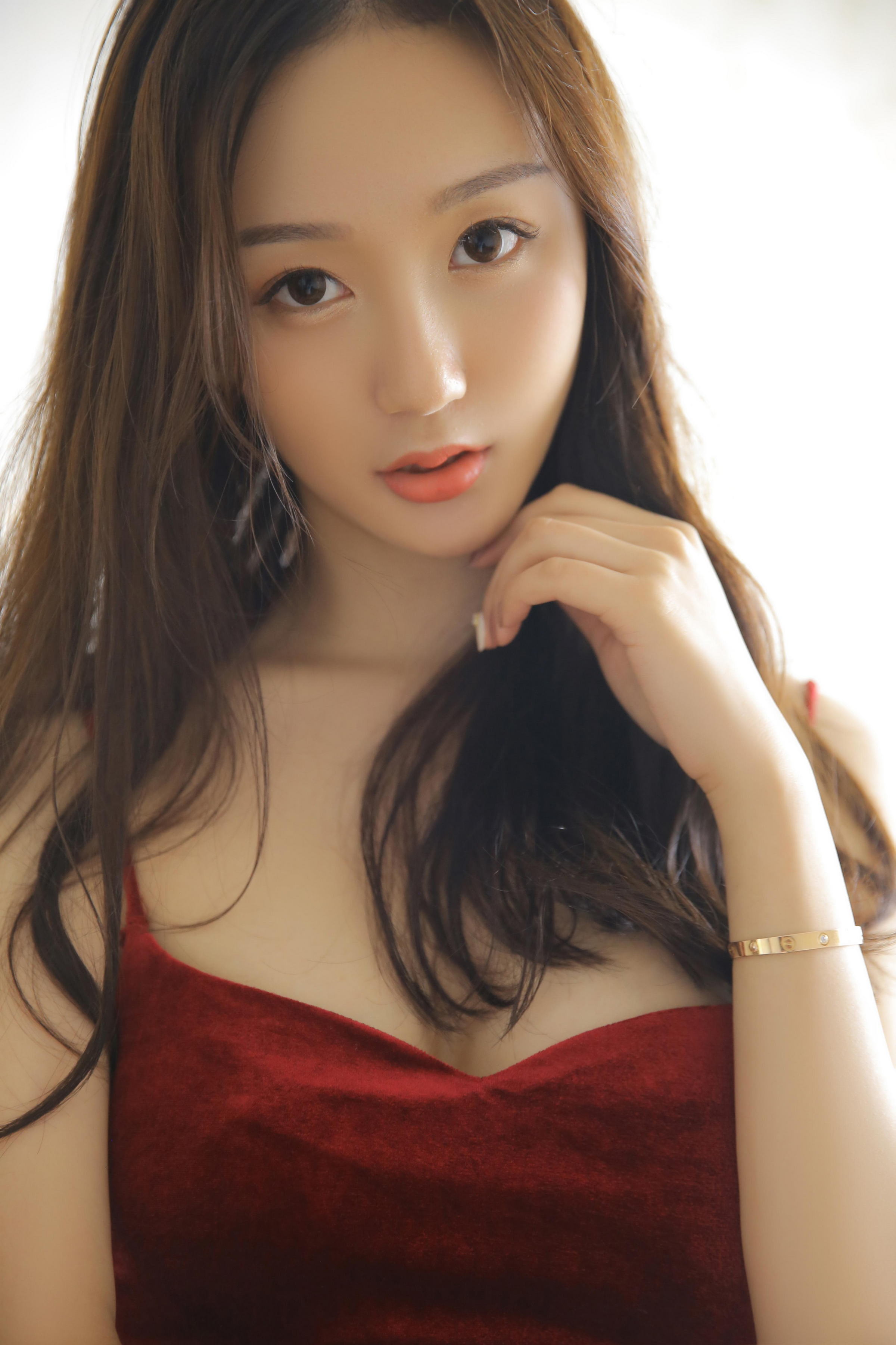 [YALAYI雅拉伊]2023.02.17 幸福女神 小亭 红色紧身吊带连衣裙性感私房写真集第5张