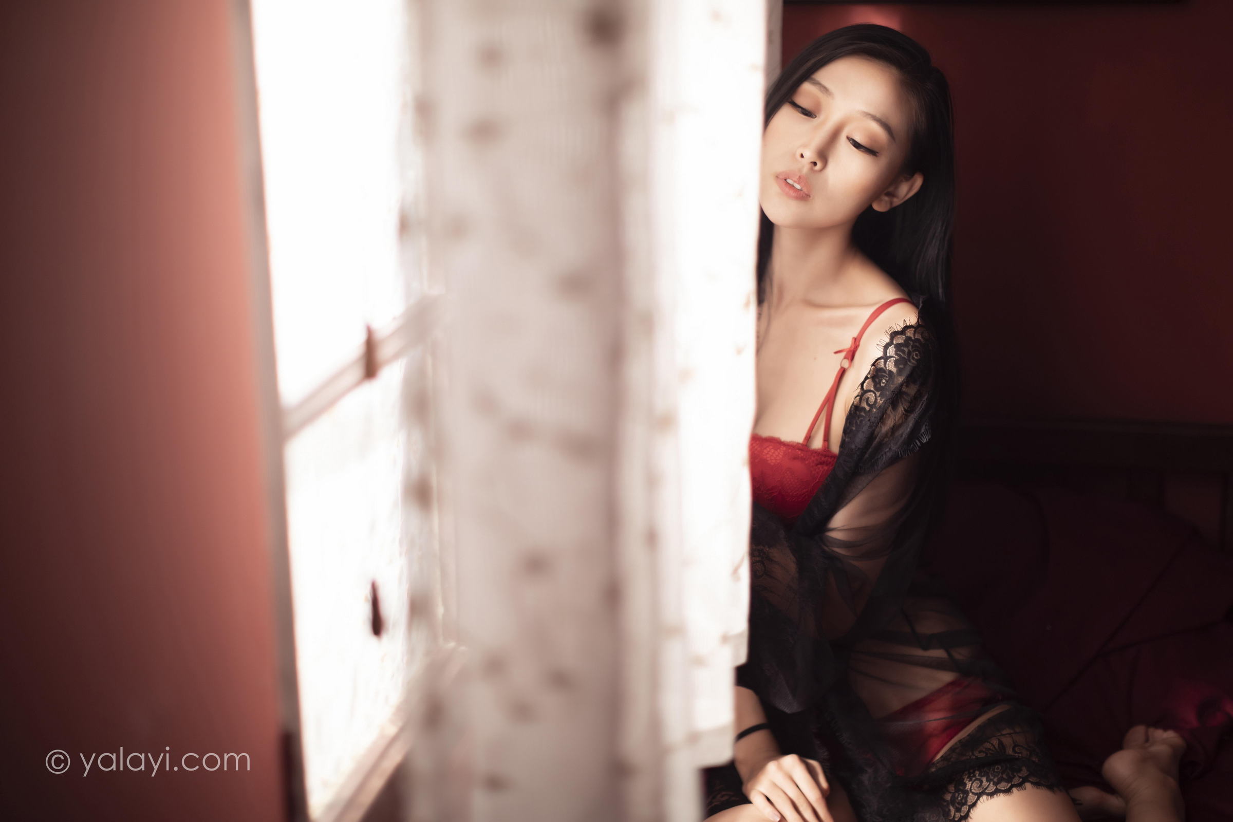 [YALAYI雅拉伊]2023.02.17 一抹红色 图雅 黑色透视睡衣加红色蕾丝内衣性感私房写真集第4张