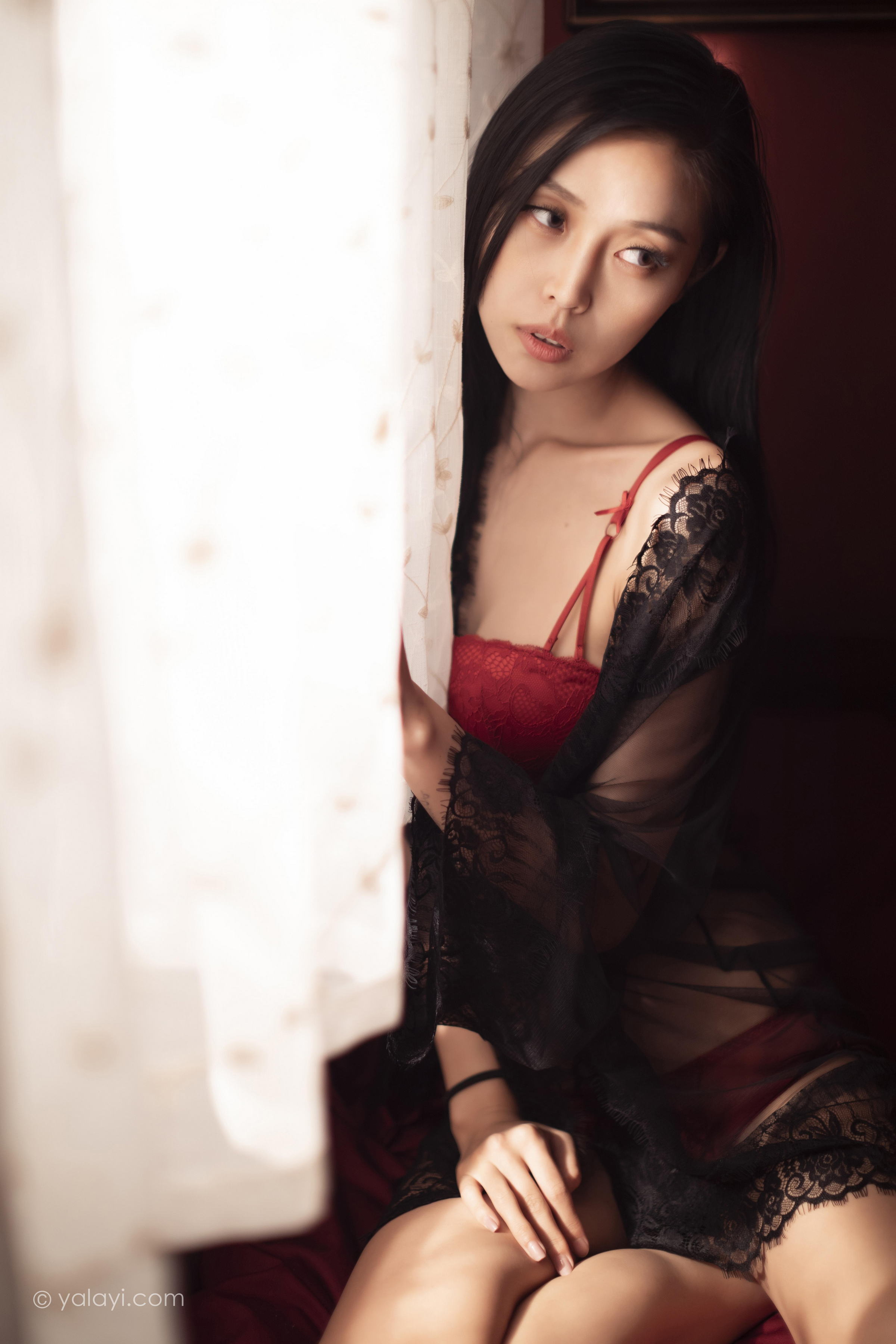 [YALAYI雅拉伊]2023.02.17 一抹红色 图雅 黑色透视睡衣加红色蕾丝内衣性感私房写真集第9张