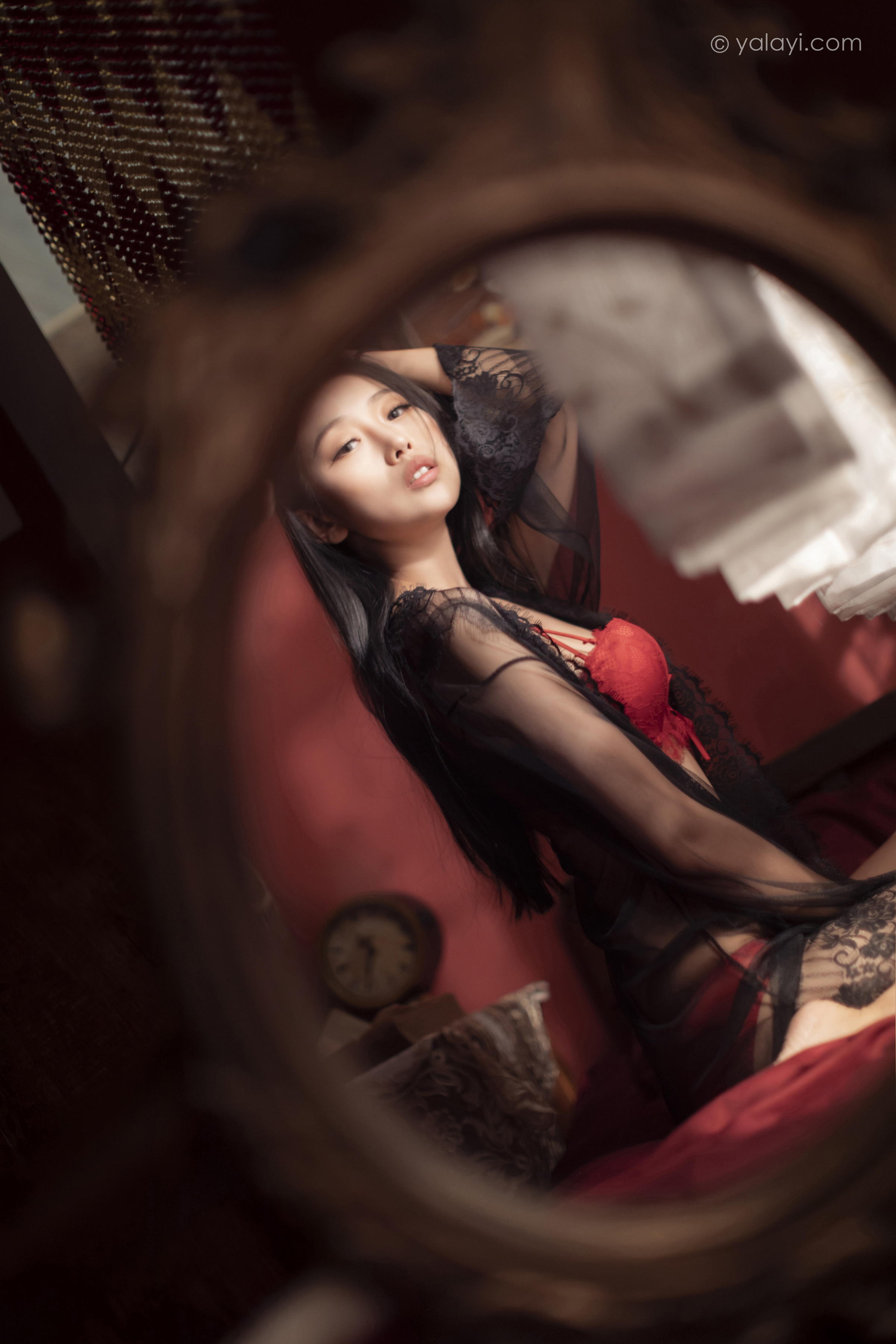 [YALAYI雅拉伊]2023.02.17 一抹红色 图雅 黑色透视睡衣加红色蕾丝内衣性感私房写真集第8张