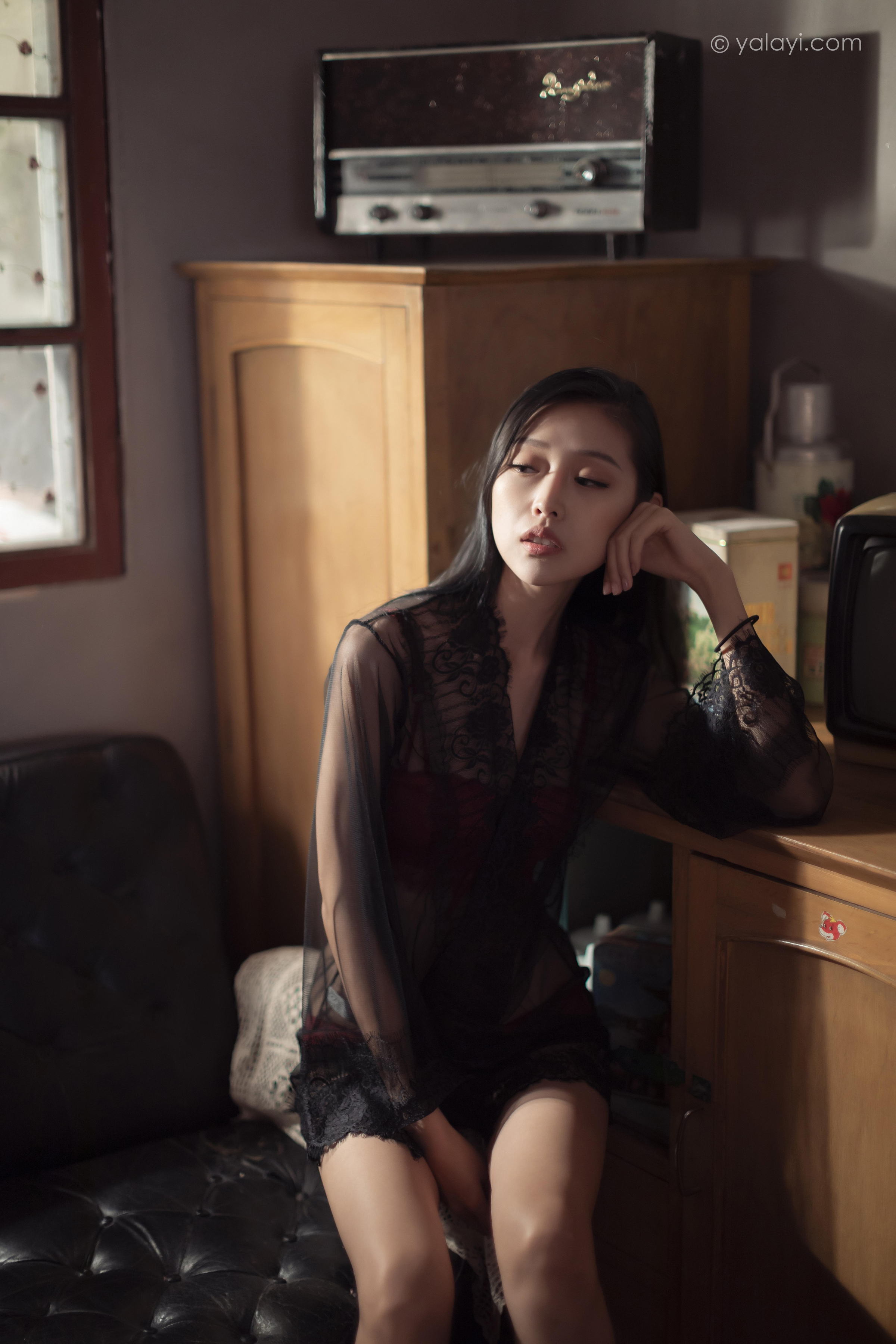 [YALAYI雅拉伊]2023.02.17 一抹红色 图雅 黑色透视睡衣加红色蕾丝内衣性感私房写真集第9张