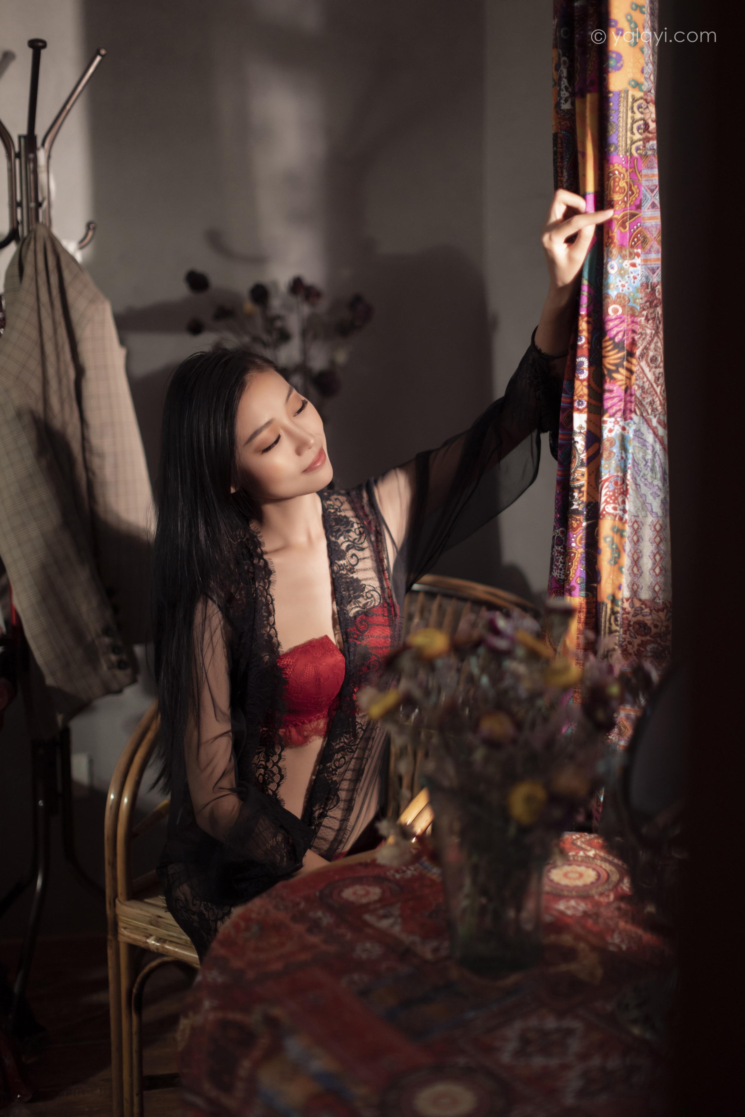 [YALAYI雅拉伊]2023.02.17 一抹红色 图雅 黑色透视睡衣加红色蕾丝内衣性感私房写真集第13张