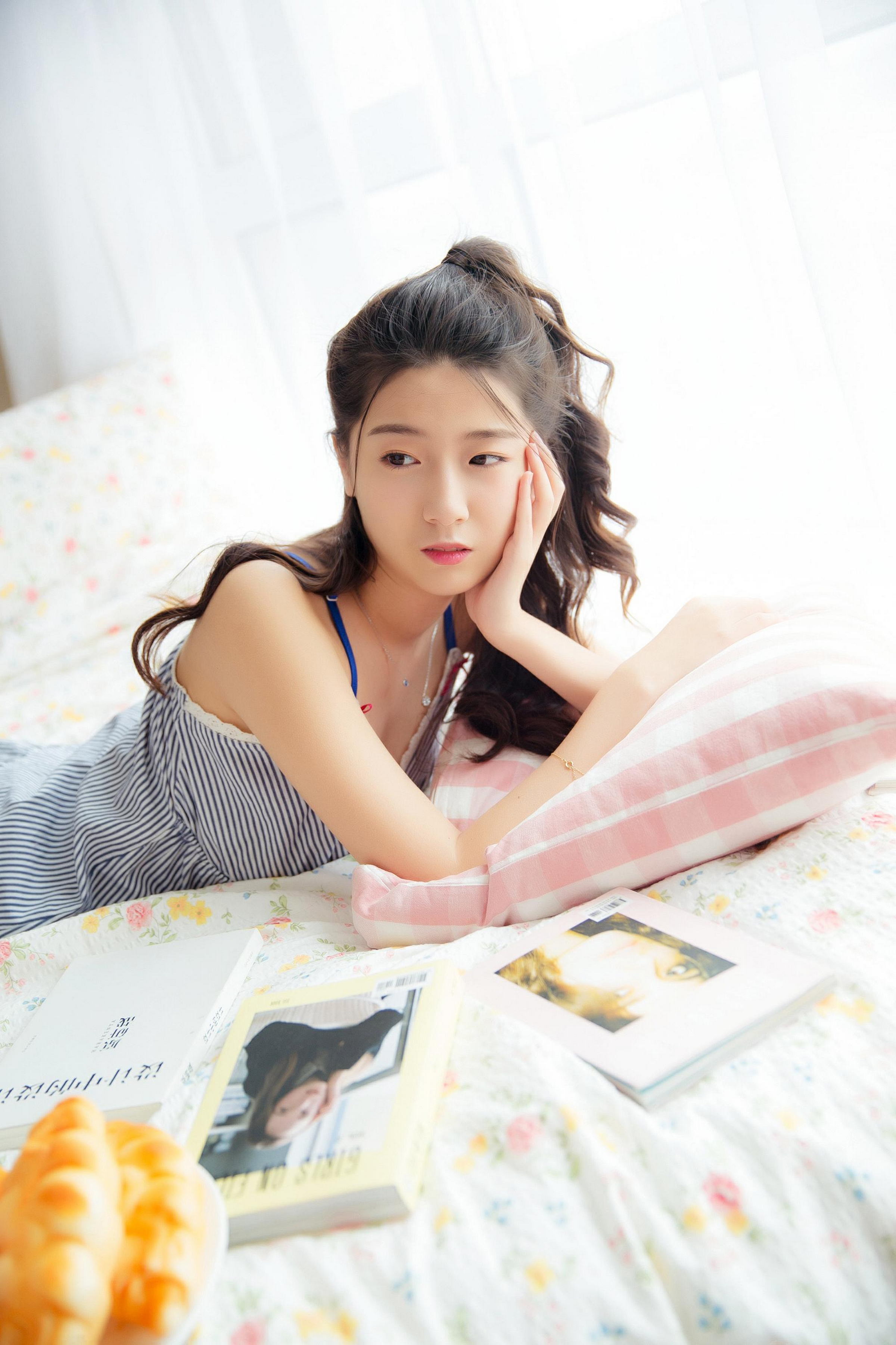 [YALAYI雅拉伊]2023.02.25 清纯小女友 灰色吊带睡衣裙居家私房写真集第3张