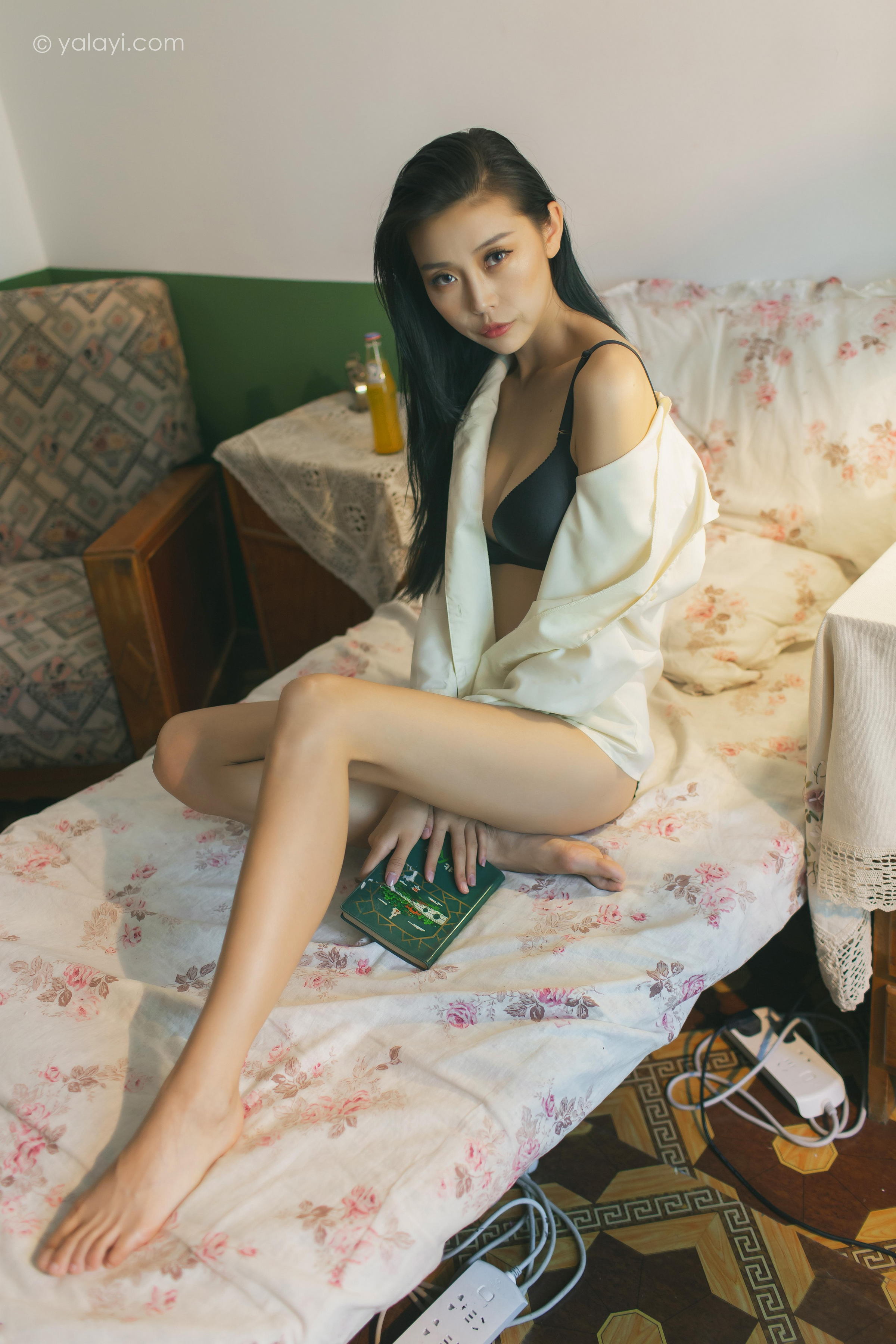 [YALAYI雅拉伊]2023.03.01 白衬衣女神 图雅 白色衬衫加黑色内衣性感私房写真集第4张