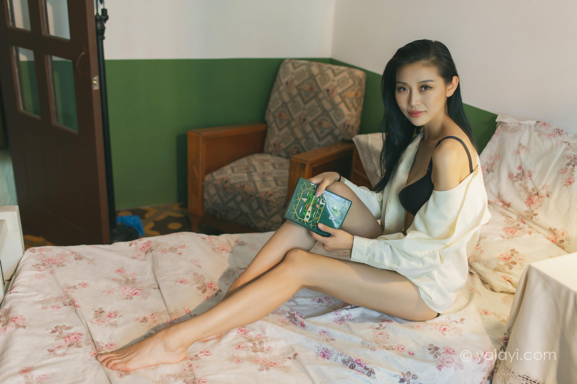 [YALAYI雅拉伊]2023.03.01 白衬衣女神 图雅 白色衬衫加黑色内衣性感私房写真集第4张
