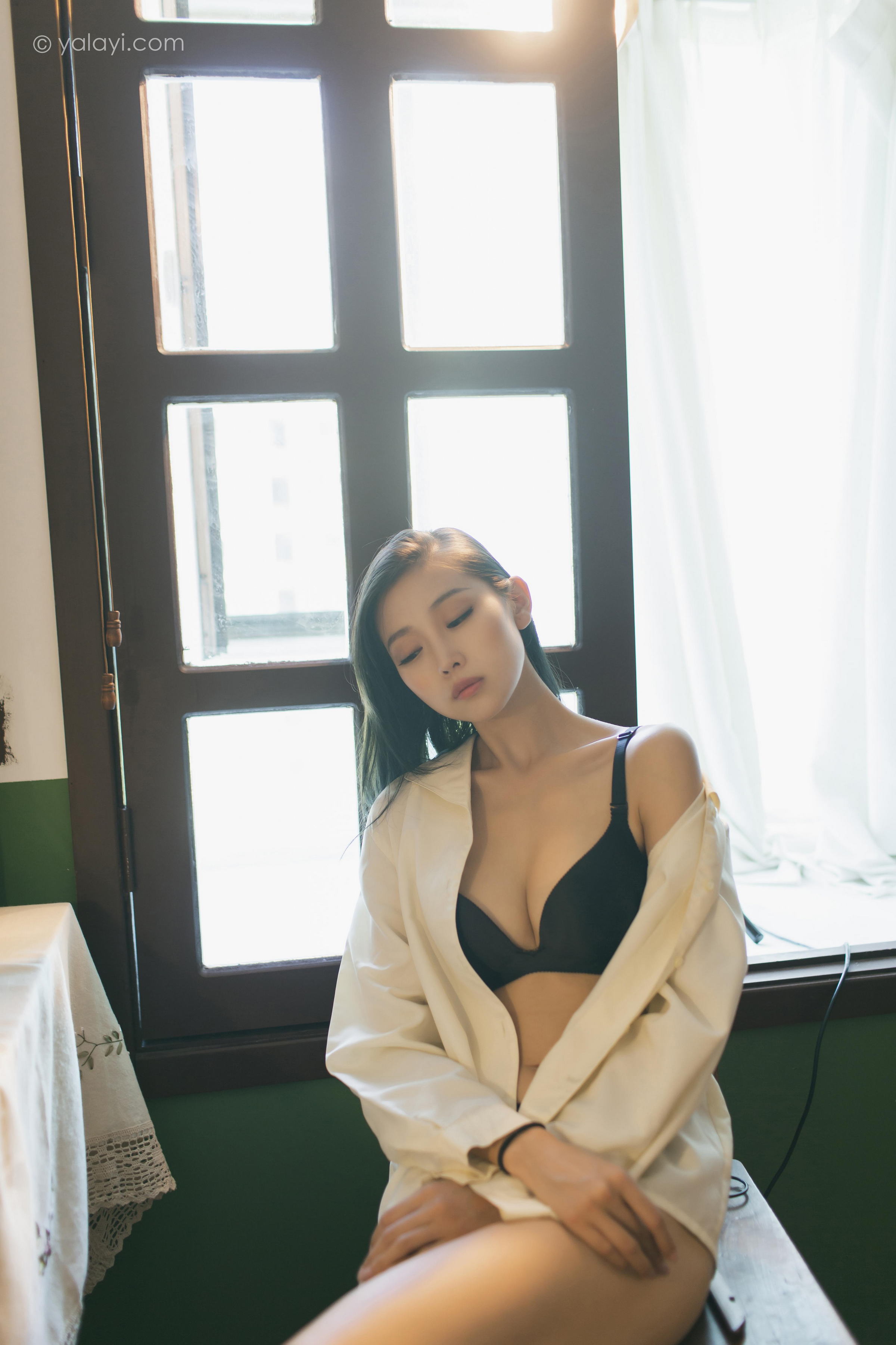 [YALAYI雅拉伊]2023.03.01 白衬衣女神 图雅 白色衬衫加黑色内衣性感私房写真集第9张
