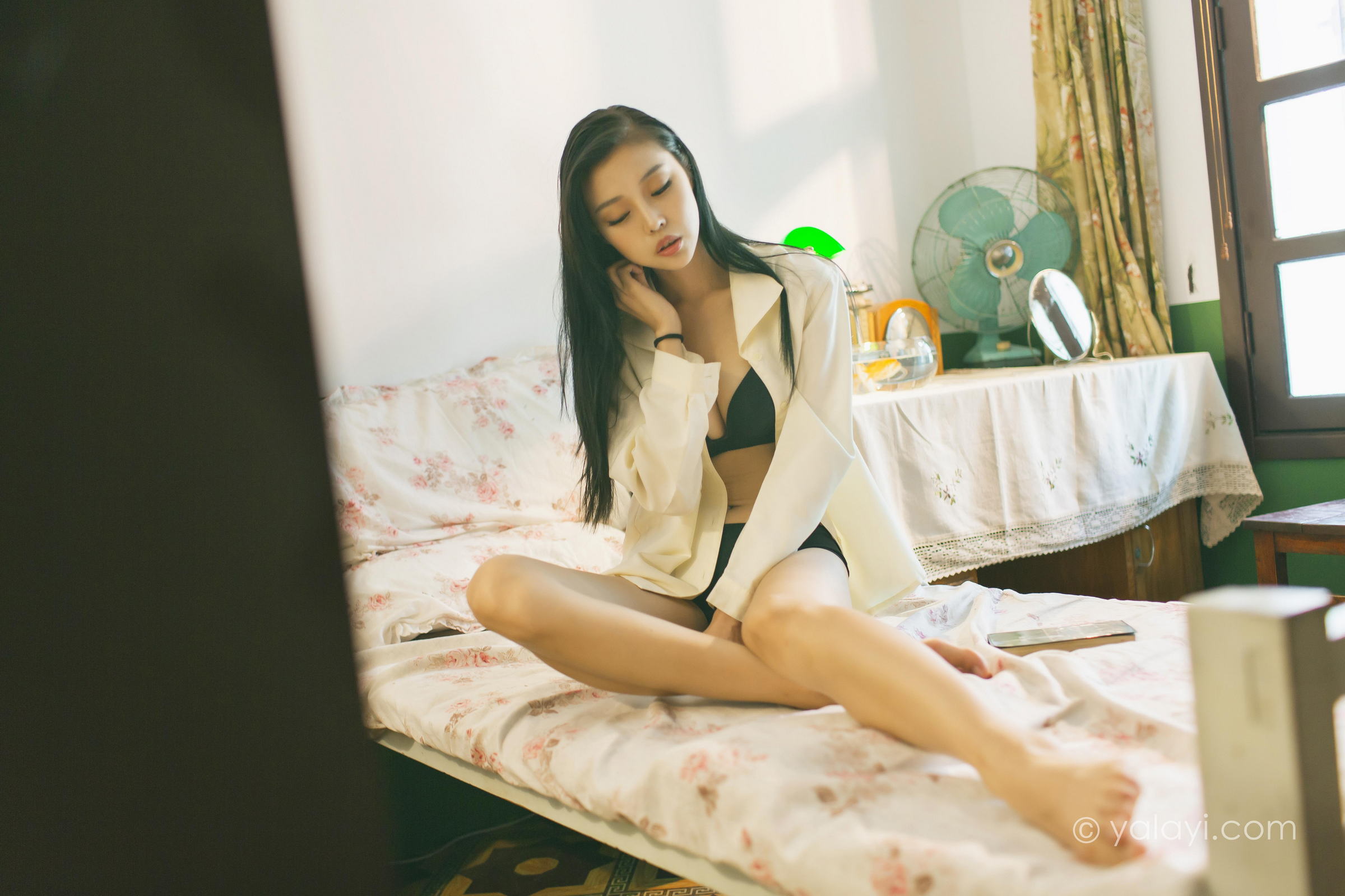 [YALAYI雅拉伊]2023.03.01 白衬衣女神 图雅 白色衬衫加黑色内衣性感私房写真集第8张