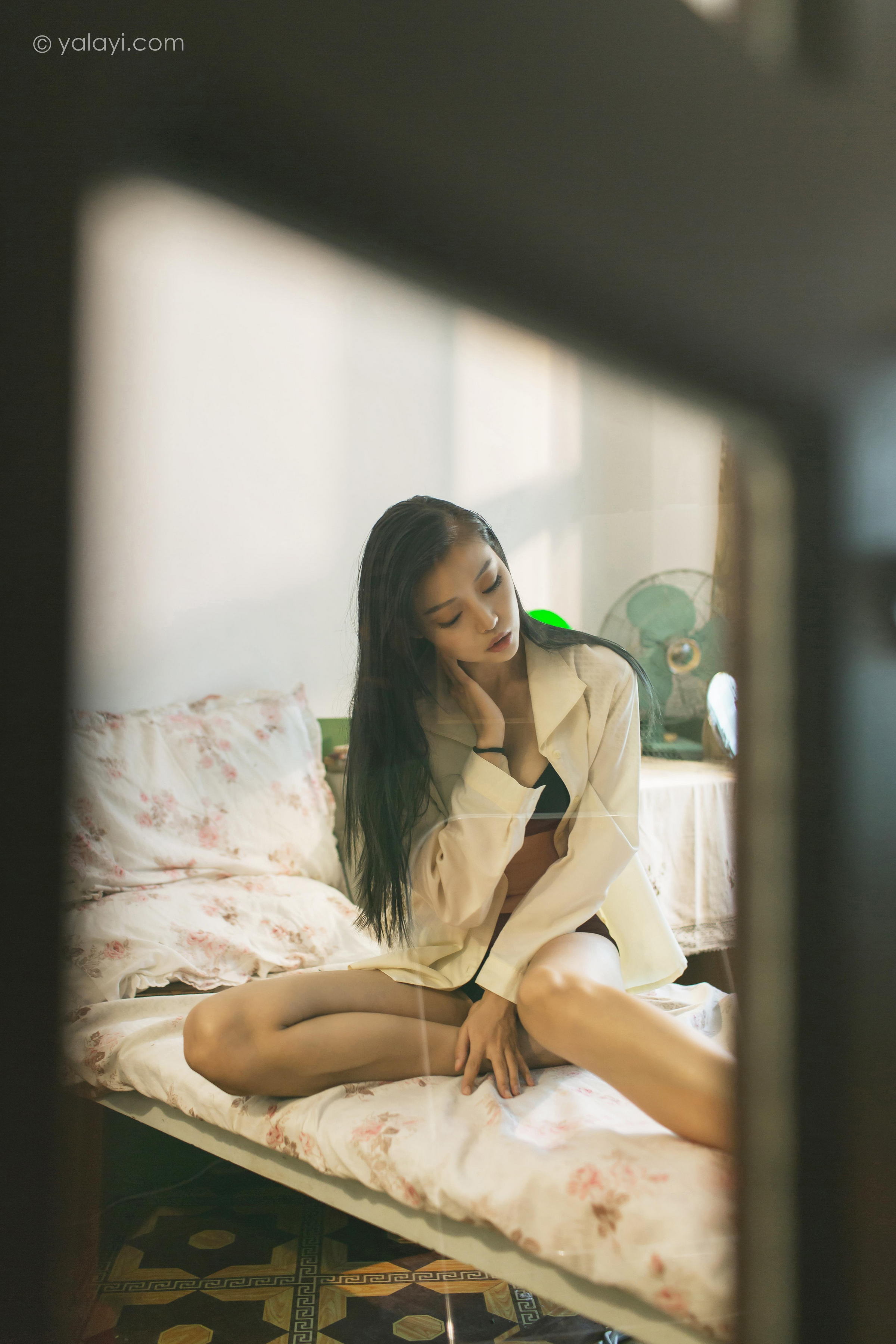 [YALAYI雅拉伊]2023.03.01 白衬衣女神 图雅 白色衬衫加黑色内衣性感私房写真集第10张