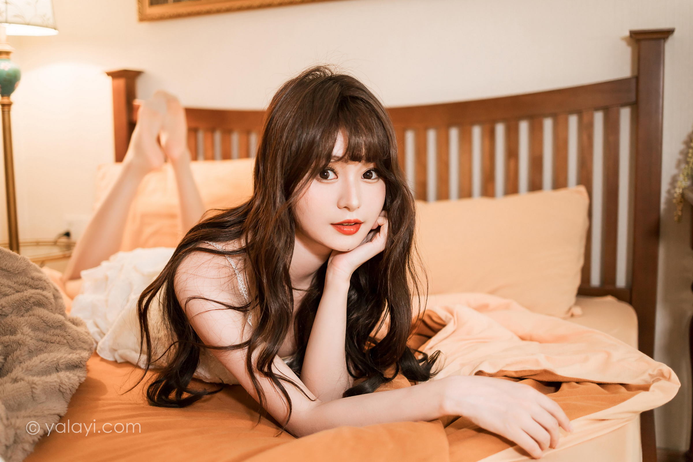 [YALAYI雅拉伊]2023.03.06 早安 小亭 白色吊带蕾丝睡衣裙加肉丝美腿性感私房写真集第3张