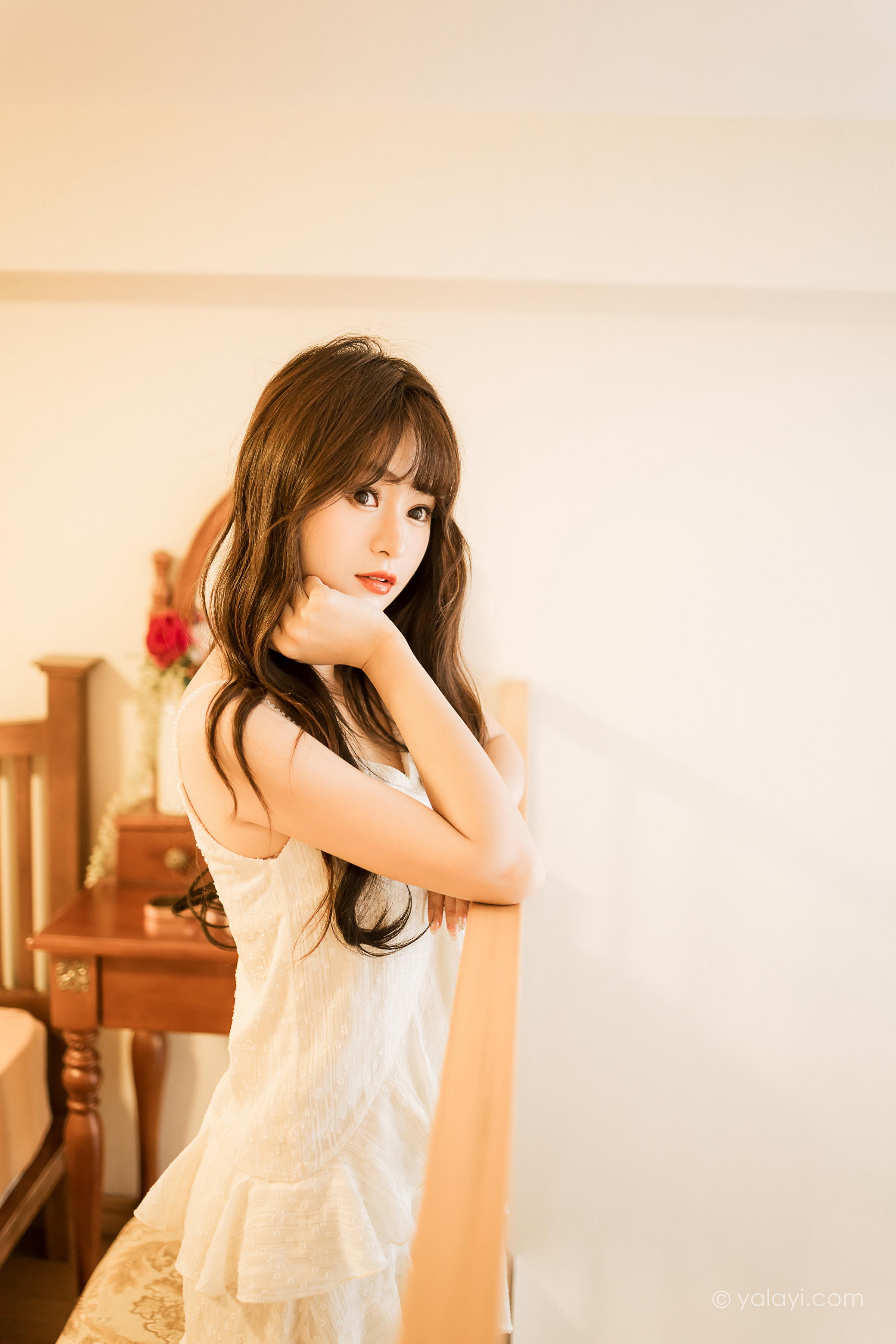 [YALAYI雅拉伊]2023.03.06 早安 小亭 白色吊带蕾丝睡衣裙加肉丝美腿性感私房写真集第9张