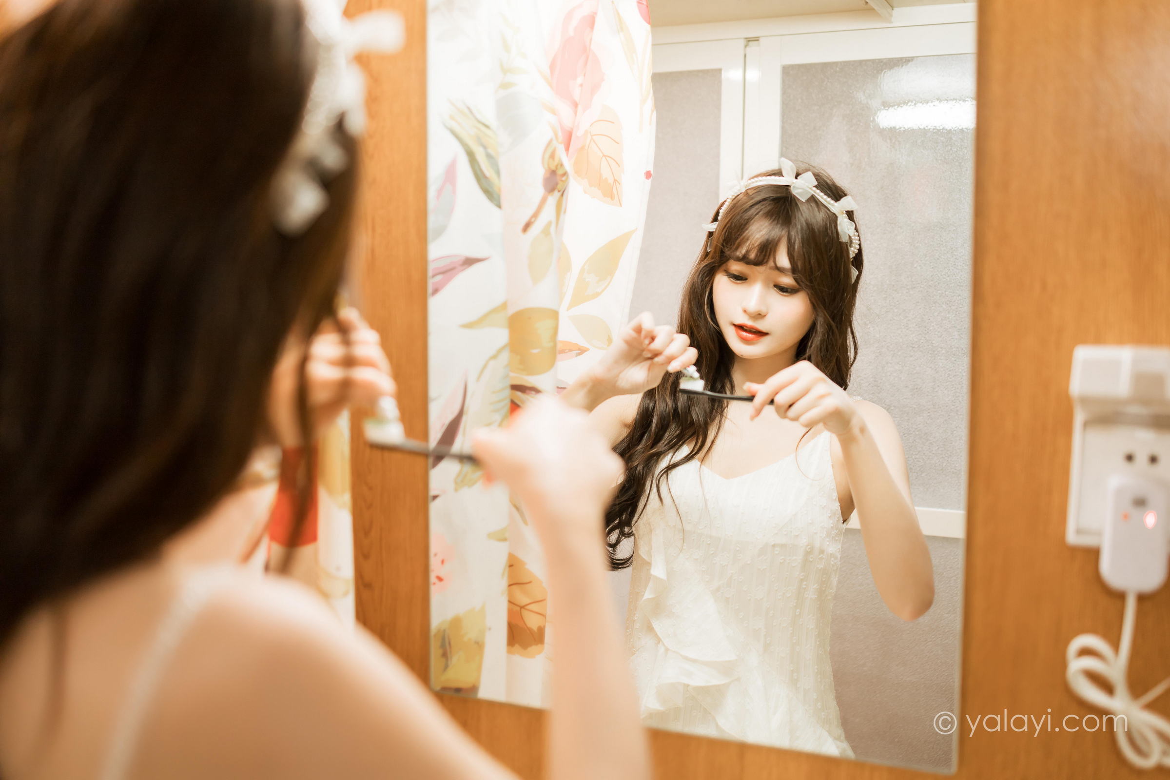 [YALAYI雅拉伊]2023.03.06 早安 小亭 白色吊带蕾丝睡衣裙加肉丝美腿性感私房写真集第13张