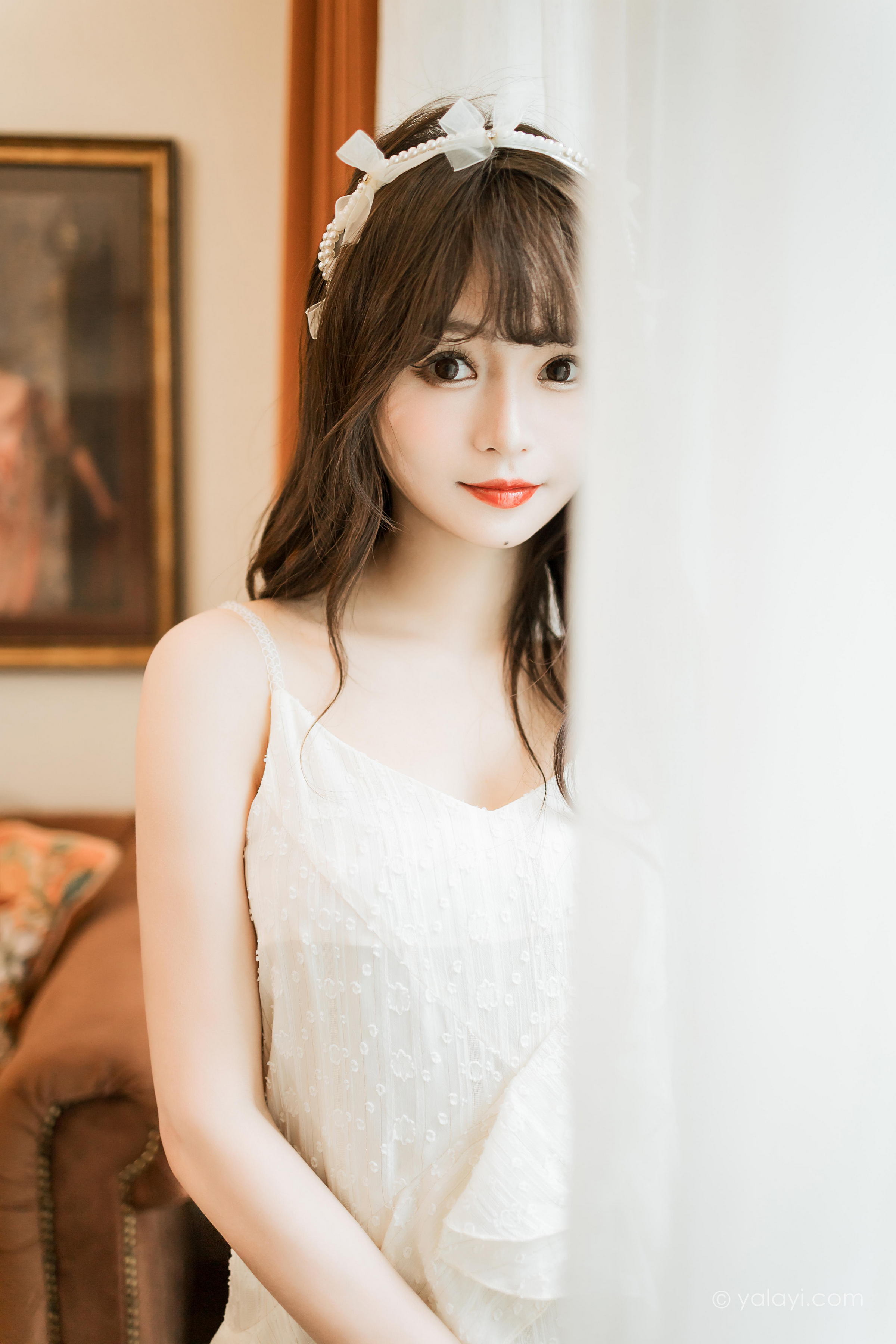 [YALAYI雅拉伊]2023.03.06 早安 小亭 白色吊带蕾丝睡衣裙加肉丝美腿性感私房写真集第12张