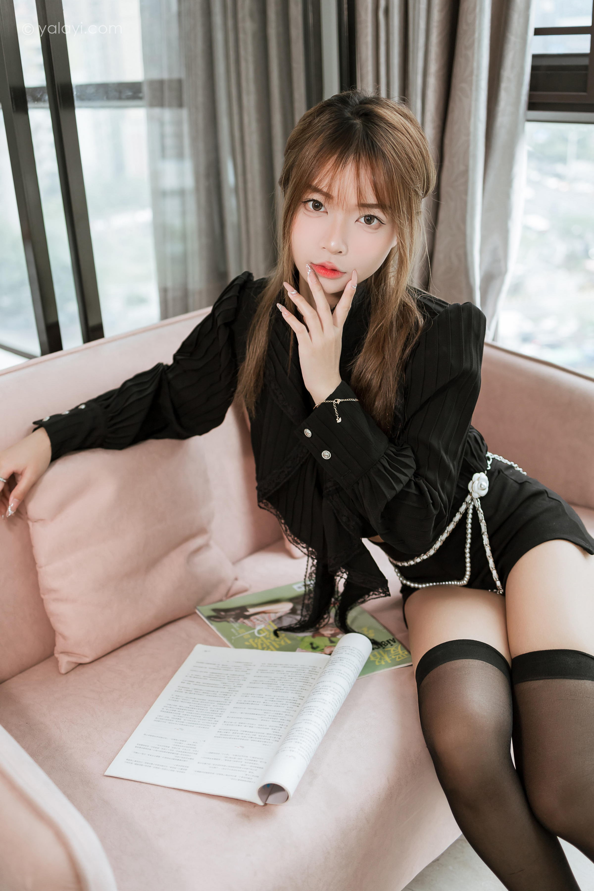 [YALAYI雅拉伊]2023.03.10 纯与欲 阿禾 黑色短裤加黑丝美腿性感私房写真集第4张